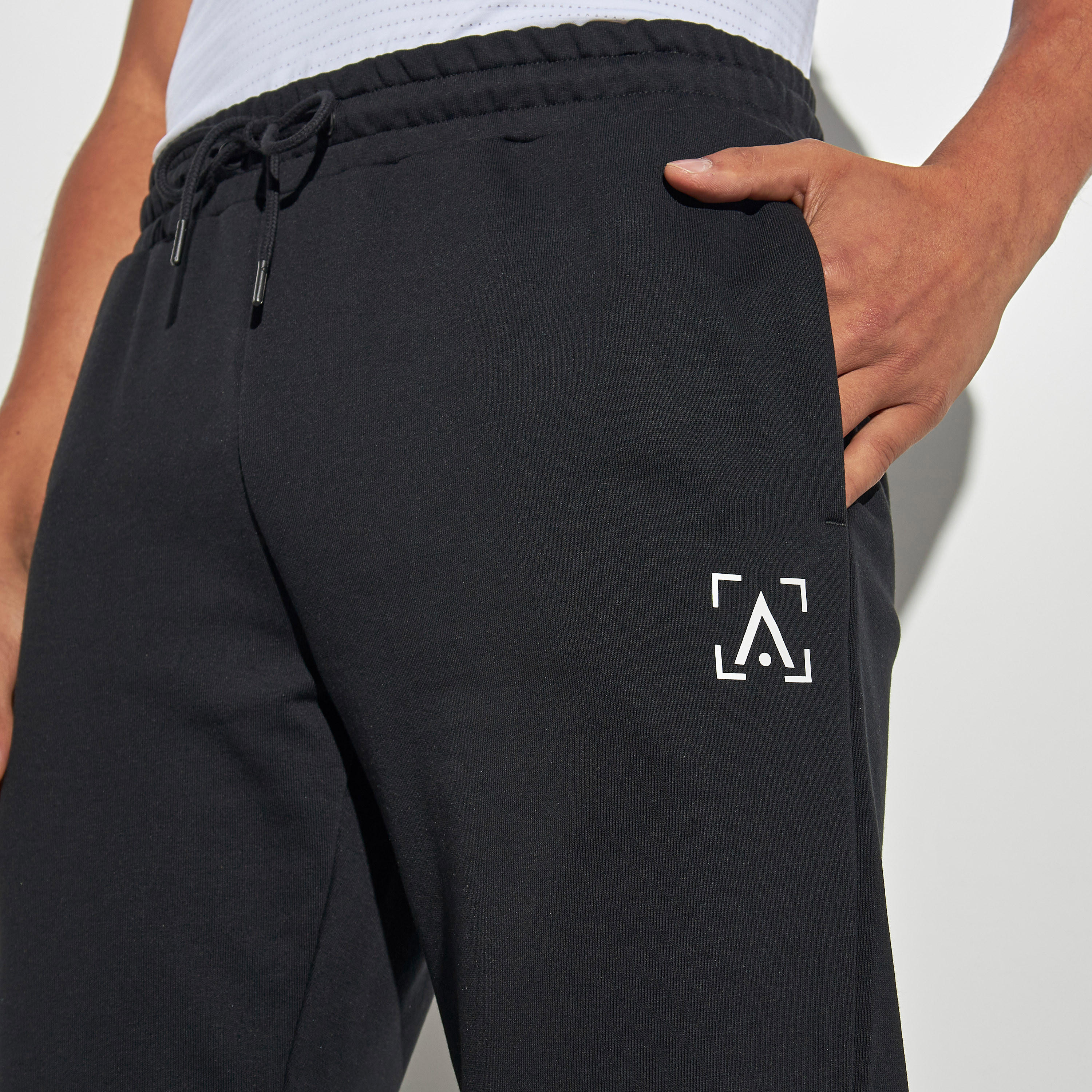 بنطلون رياضي بيرفورمانس برباط إغلاق وجيوب وطبعات-men-clothing-sportswearandactivewear-bottoms-image-1