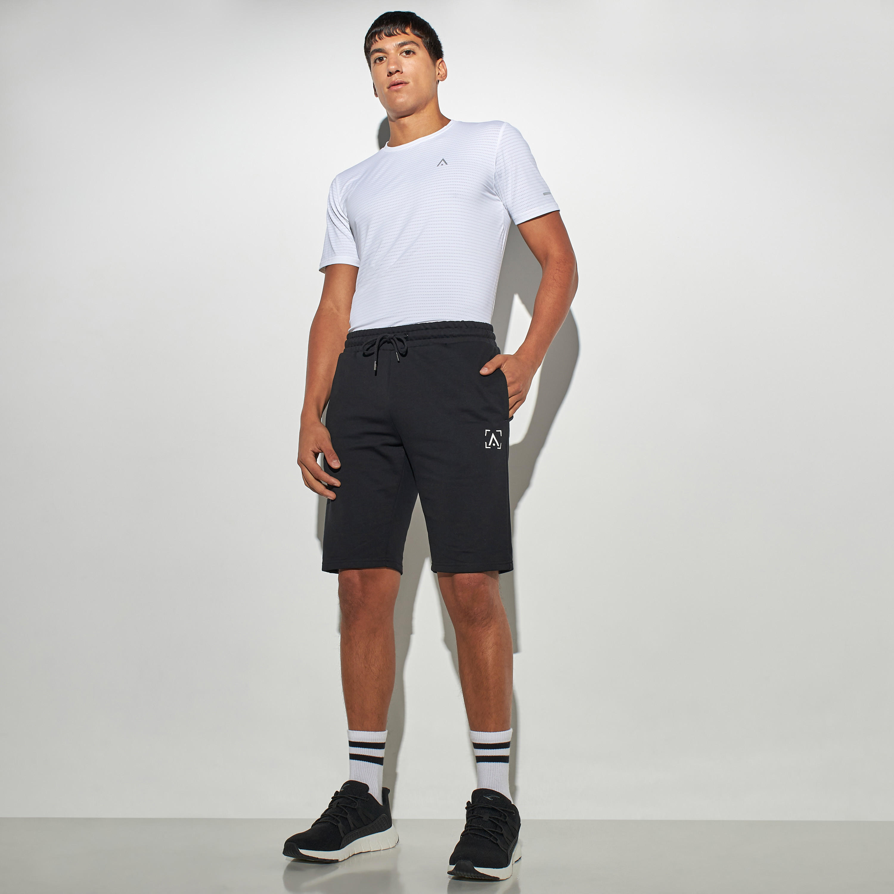 شورت سادة بيرفورمانس برباط إغلاق وجيوب وطبعات-men-clothing-bottoms-shorts-image-3