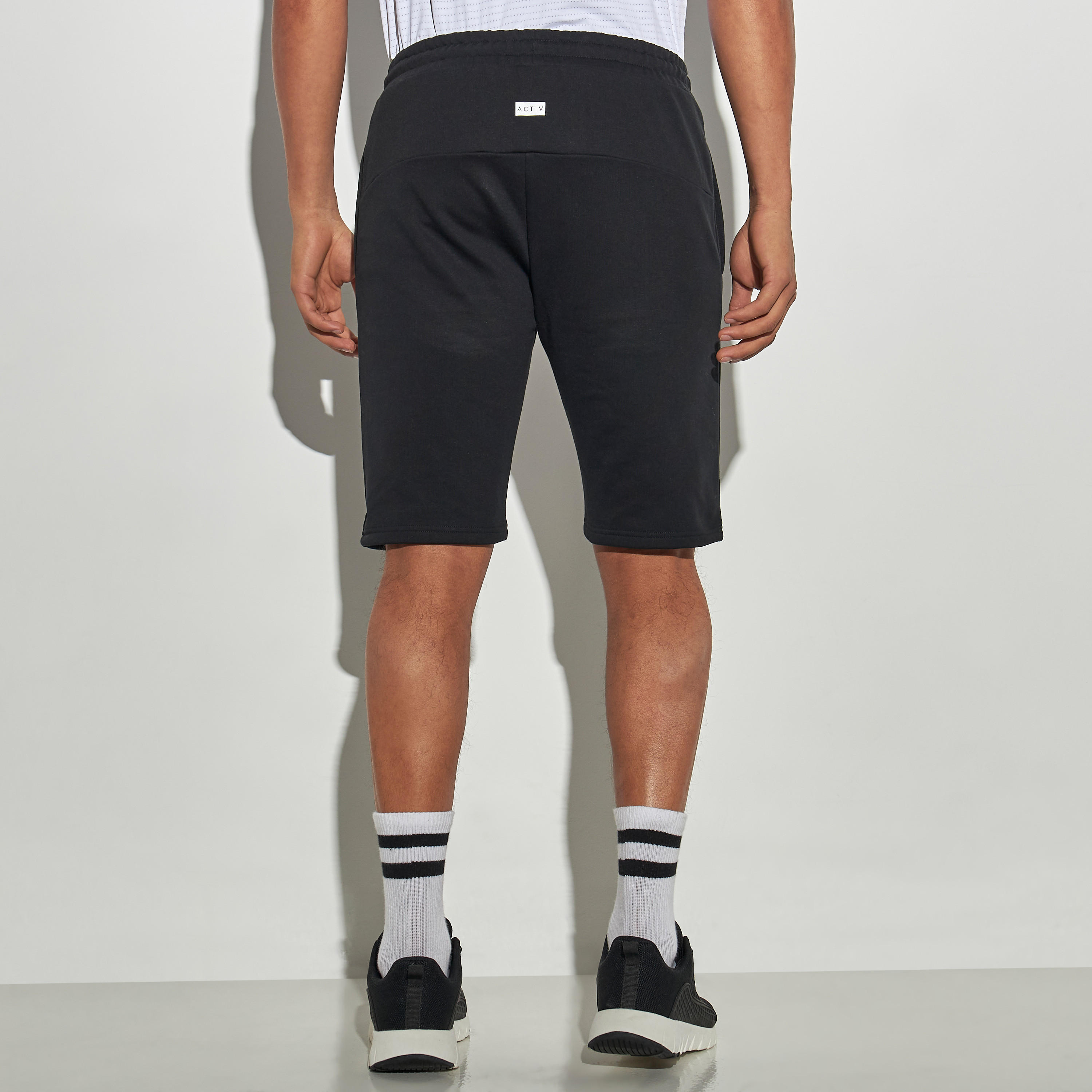 شورت سادة بيرفورمانس برباط إغلاق وجيوب وطبعات-men-clothing-bottoms-shorts-image-2