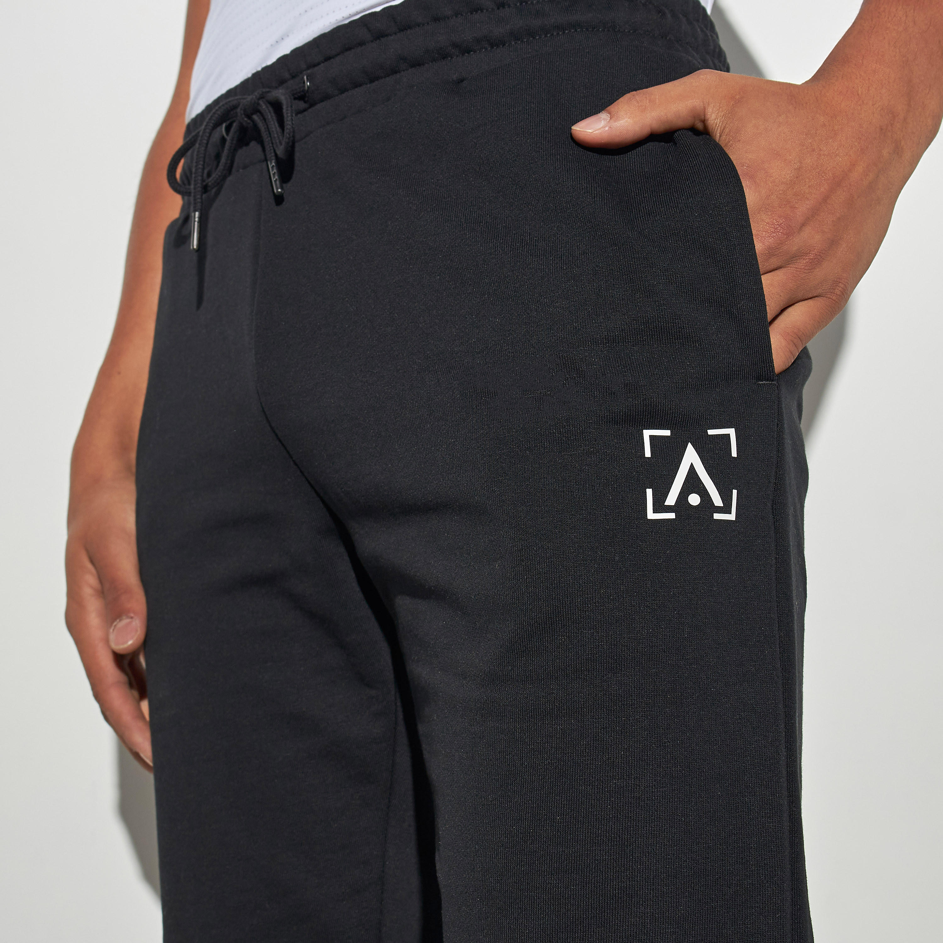 شورت سادة بيرفورمانس برباط إغلاق وجيوب وطبعات-men-clothing-bottoms-shorts-image-1