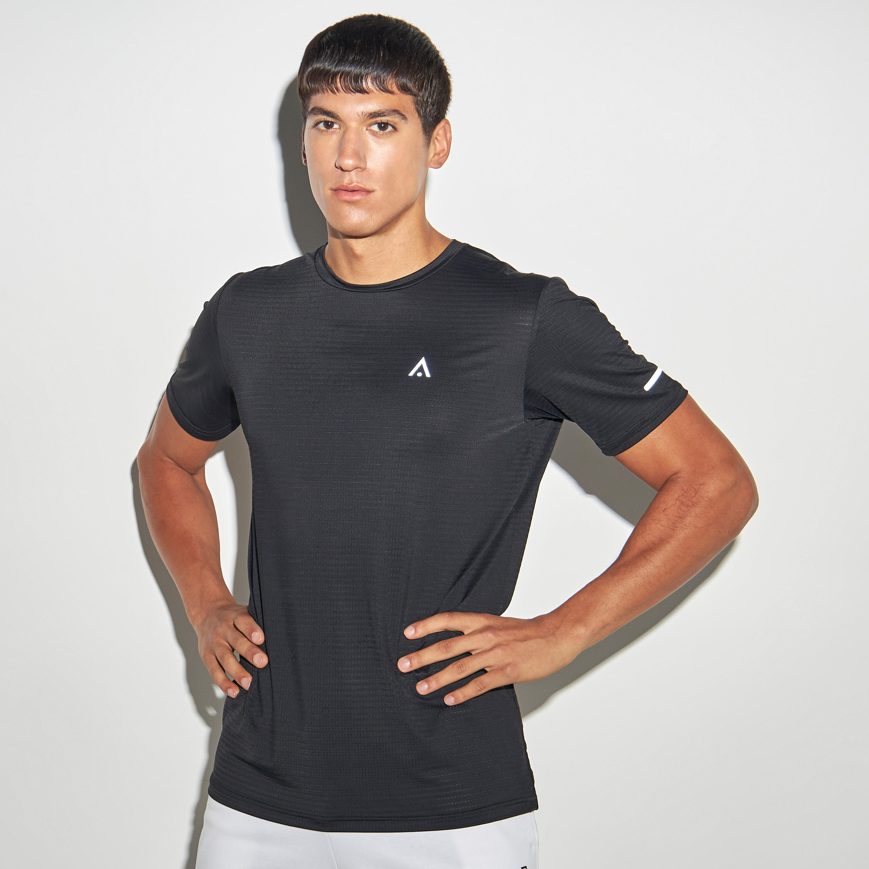 تيشيرت بيرفورمنس مخطط بياقة ضيّقة وأكمام قصيرة-men-clothing-sportswearandactivewear-tshirtsandpolos-image-1