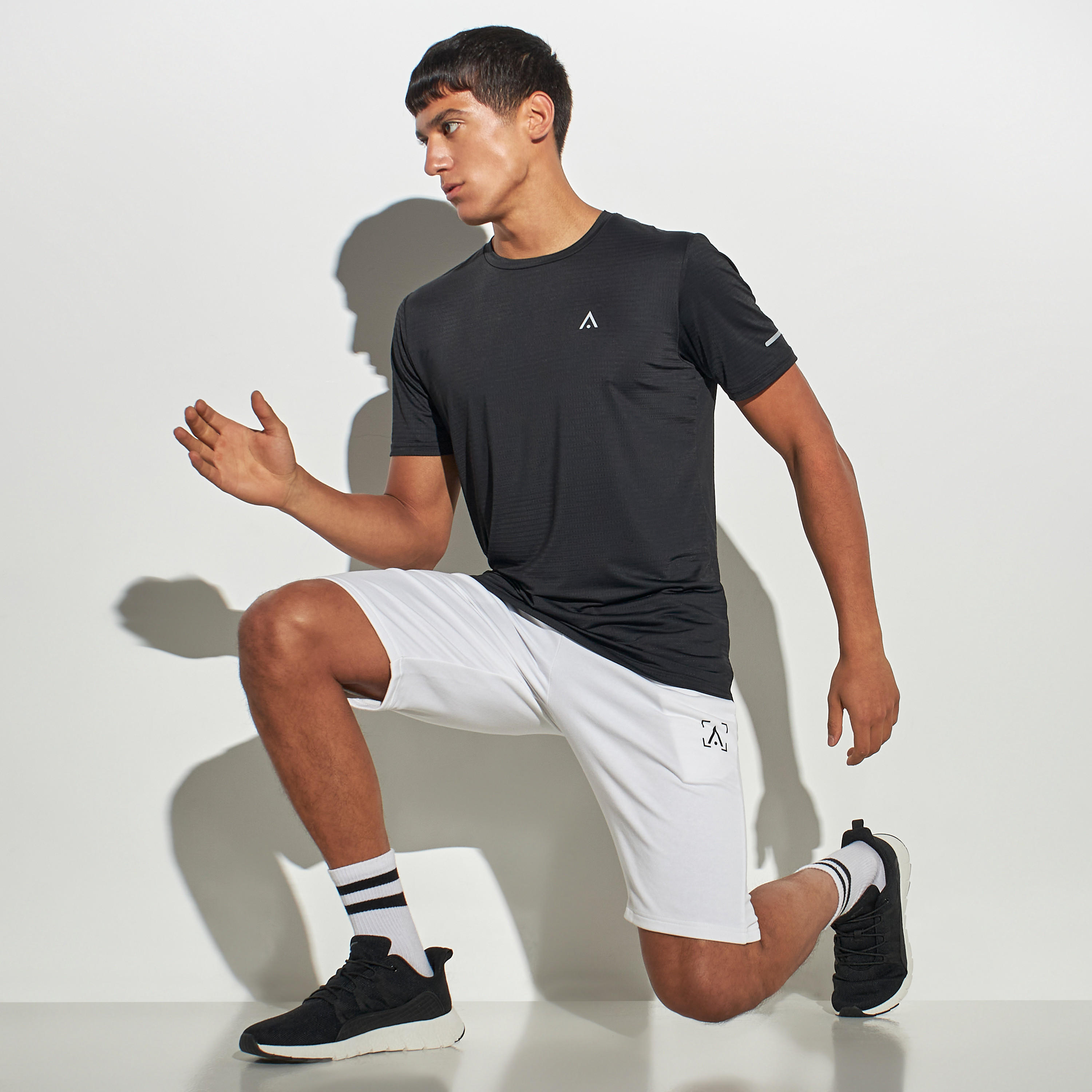 تيشيرت بيرفورمنس مخطط بياقة ضيّقة وأكمام قصيرة-men-clothing-sportswearandactivewear-tshirtsandpolos-image-2