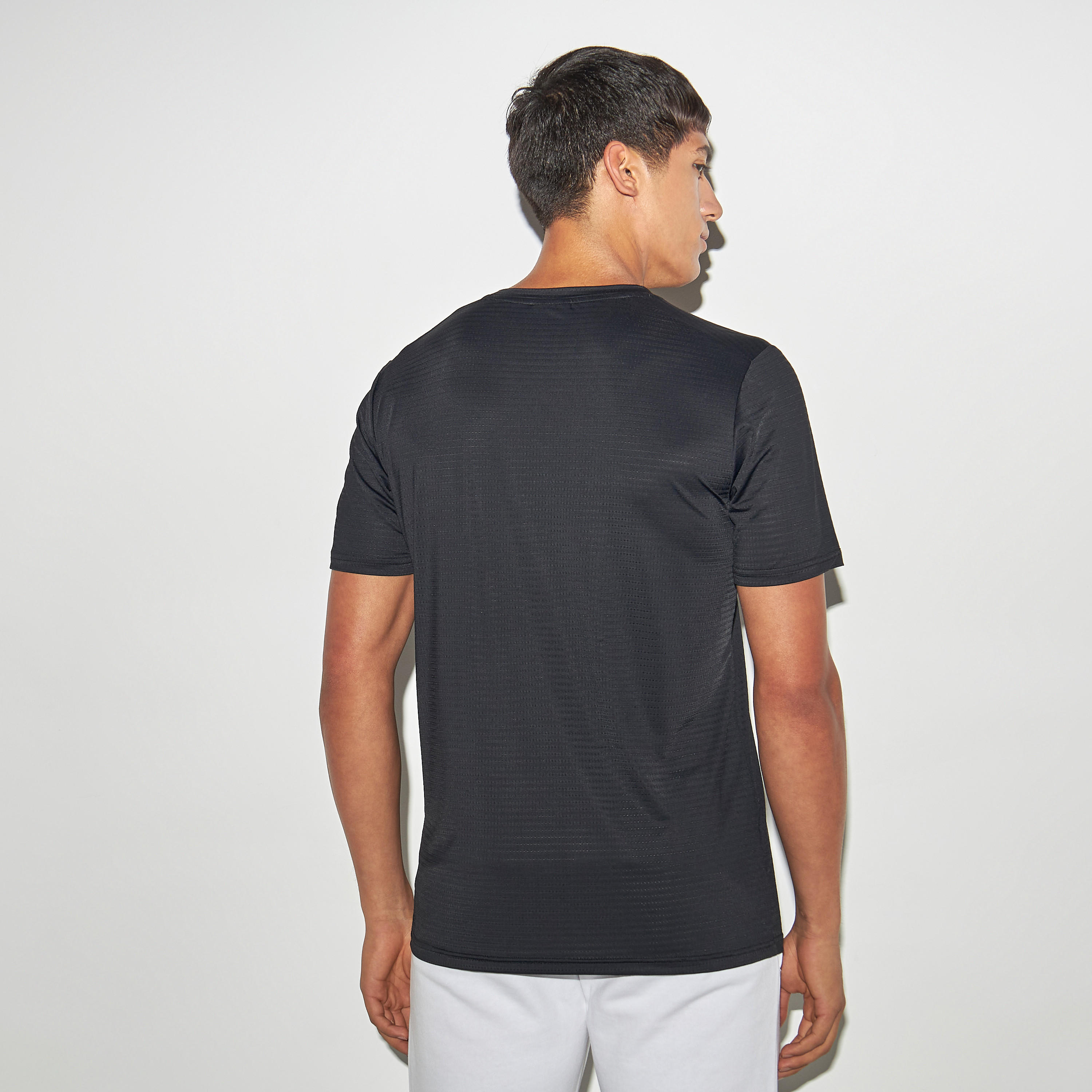تيشيرت بيرفورمنس مخطط بياقة ضيّقة وأكمام قصيرة-men-clothing-sportswearandactivewear-tshirtsandpolos-image-3