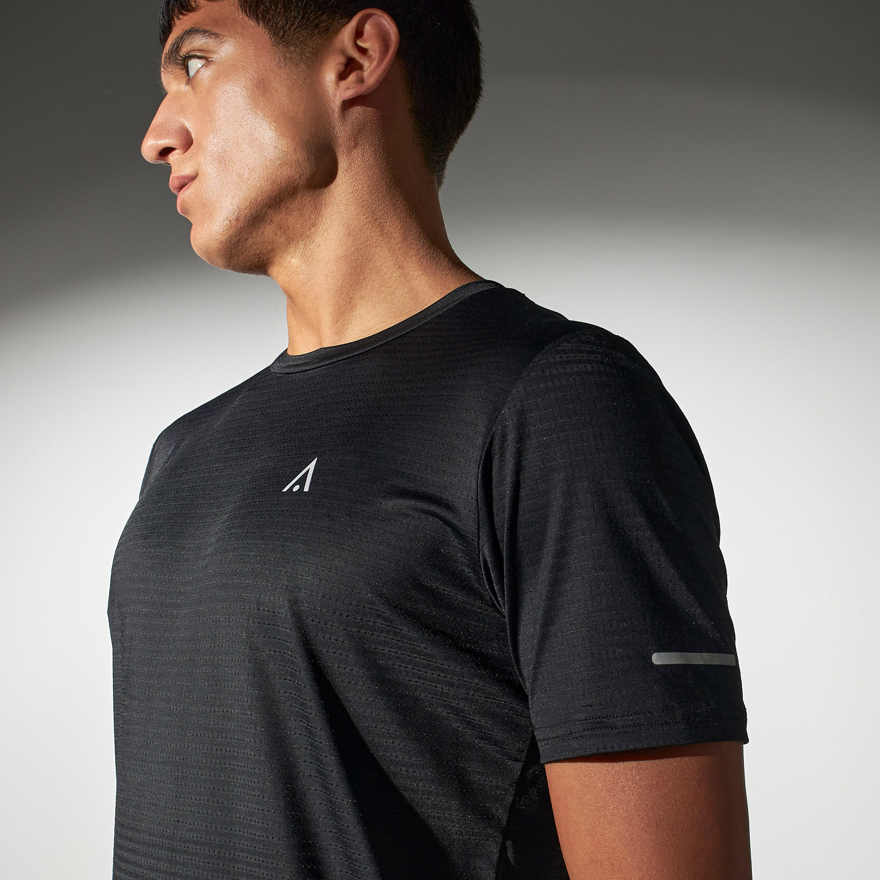 تيشيرت بيرفورمنس مخطط بياقة ضيّقة وأكمام قصيرة-men-clothing-sportswearandactivewear-tshirtsandpolos-image-4