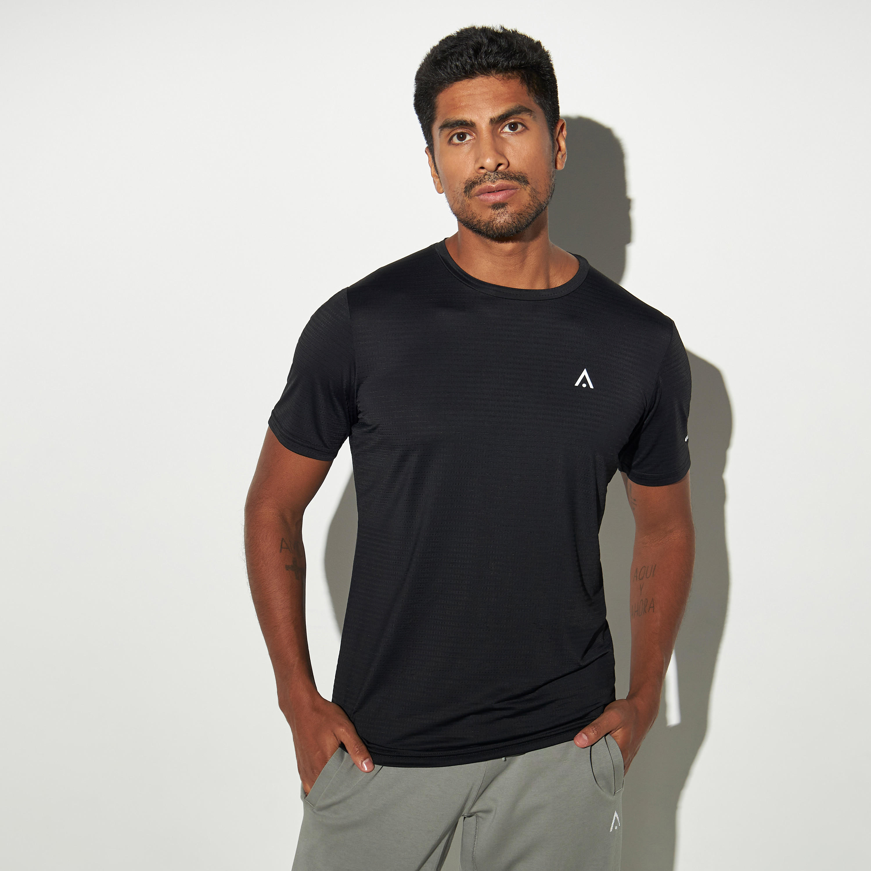 تيشيرت بيرفورمانس بارز الملمس بياقة ضيّقة-men-clothing-sportswearandactivewear-tshirtsandpolos-image-4