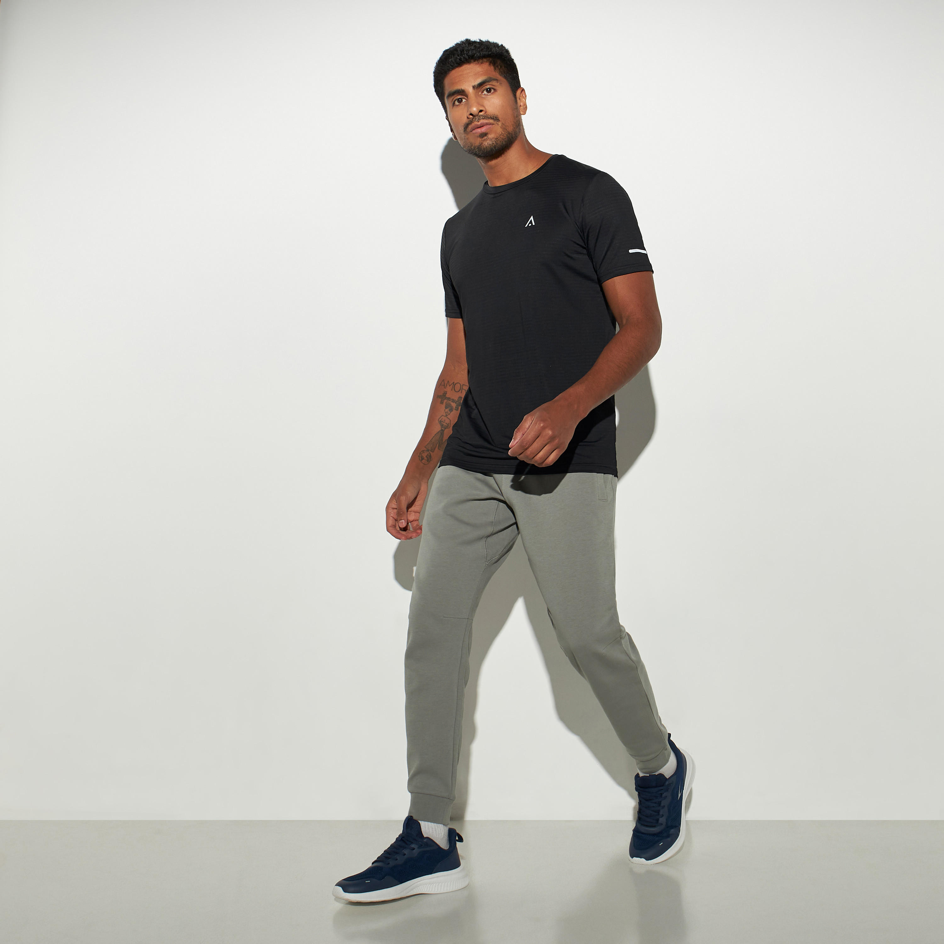 تيشيرت بيرفورمانس بارز الملمس بياقة ضيّقة-men-clothing-sportswearandactivewear-tshirtsandpolos-image-3