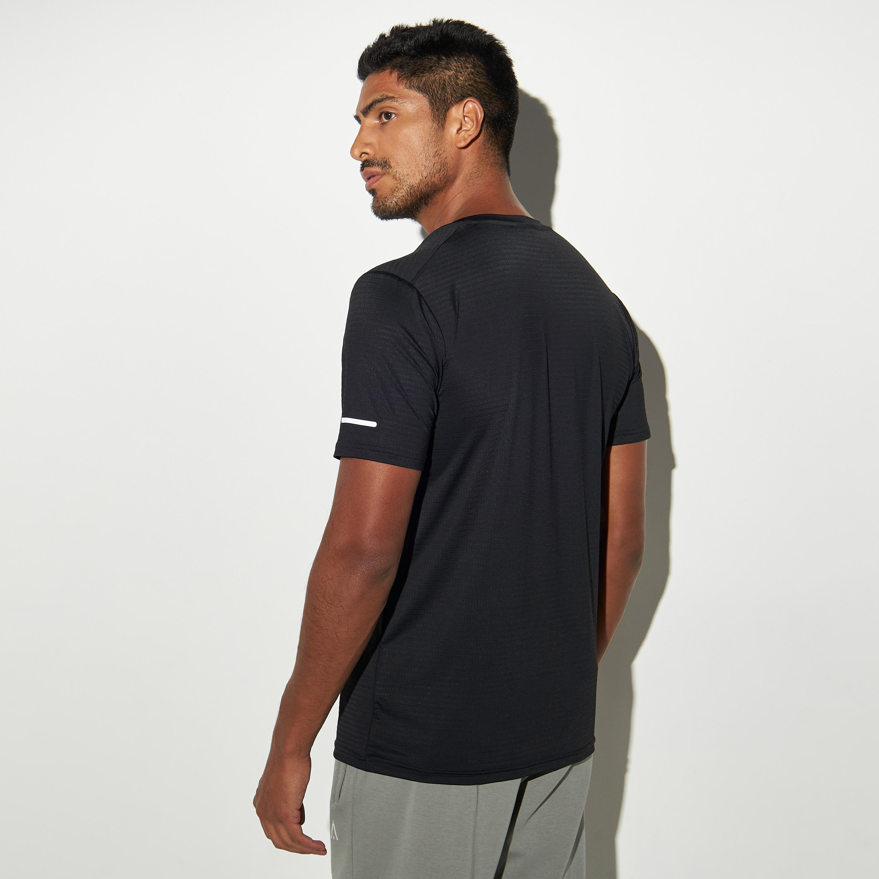 تيشيرت بيرفورمانس بارز الملمس بياقة ضيّقة-men-clothing-sportswearandactivewear-tshirtsandpolos-image-2
