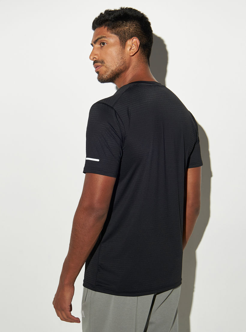 تيشيرت بيرفورمانس بارز الملمس بياقة ضيّقة-men-clothing-sportswearandactivewear-tshirtsandpolos-image-2