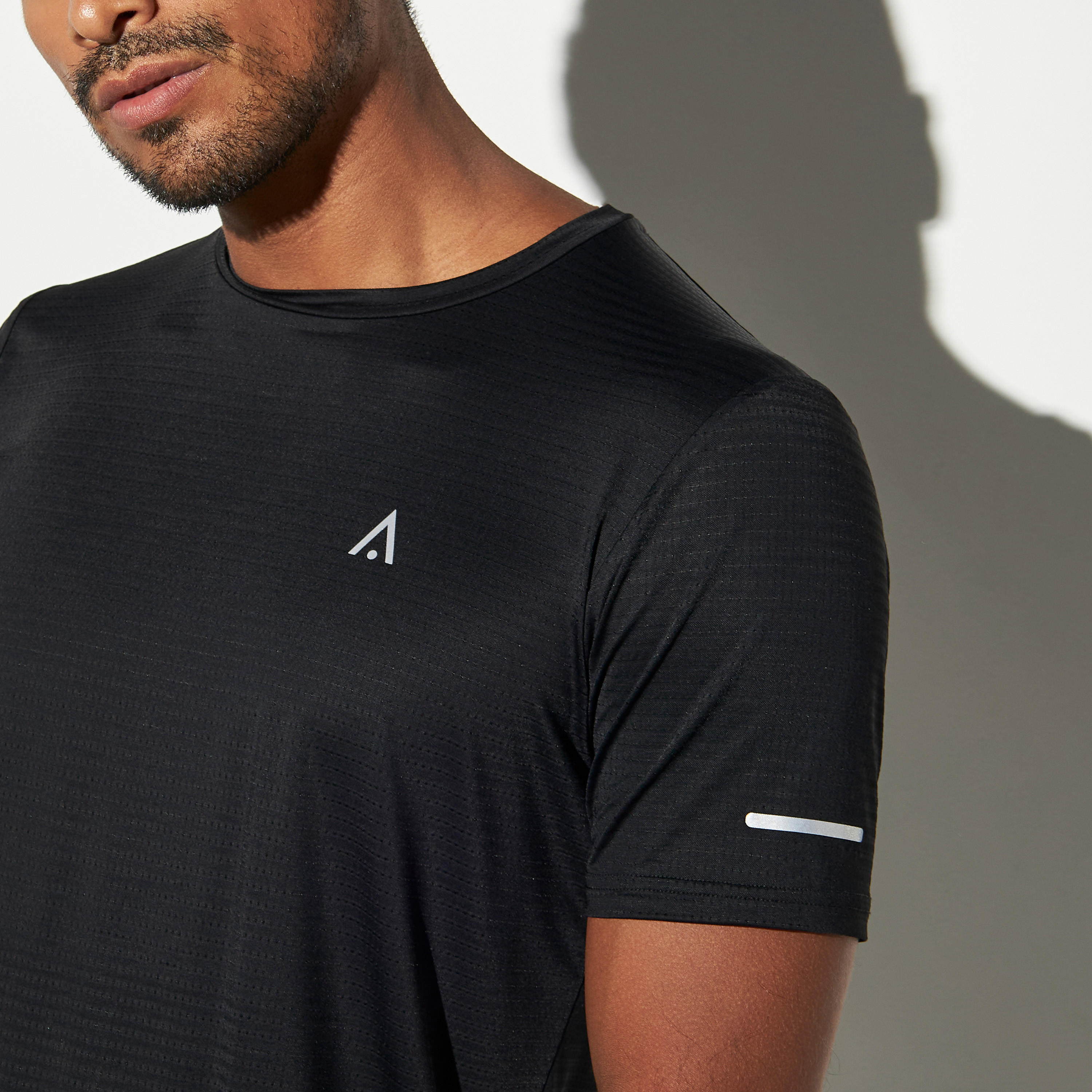 تيشيرت بيرفورمانس بارز الملمس بياقة ضيّقة-men-clothing-sportswearandactivewear-tshirtsandpolos-image-1
