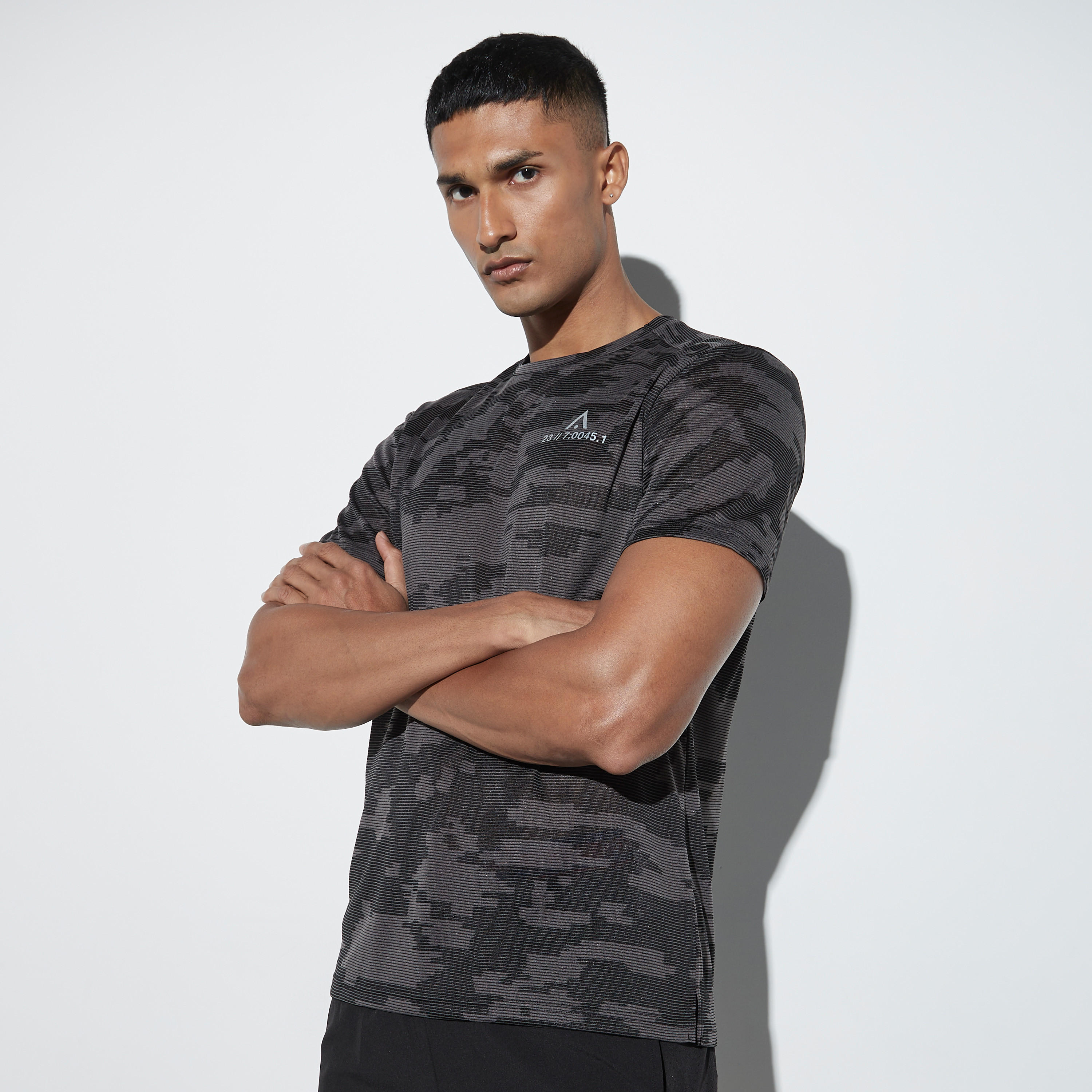تيشيرت بيرفورمنس جاكارد بارز الملمس بياقة ضيقة وأكمام قصيرة-men-clothing-sportswearandactivewear-tshirtsandpolos-image-1