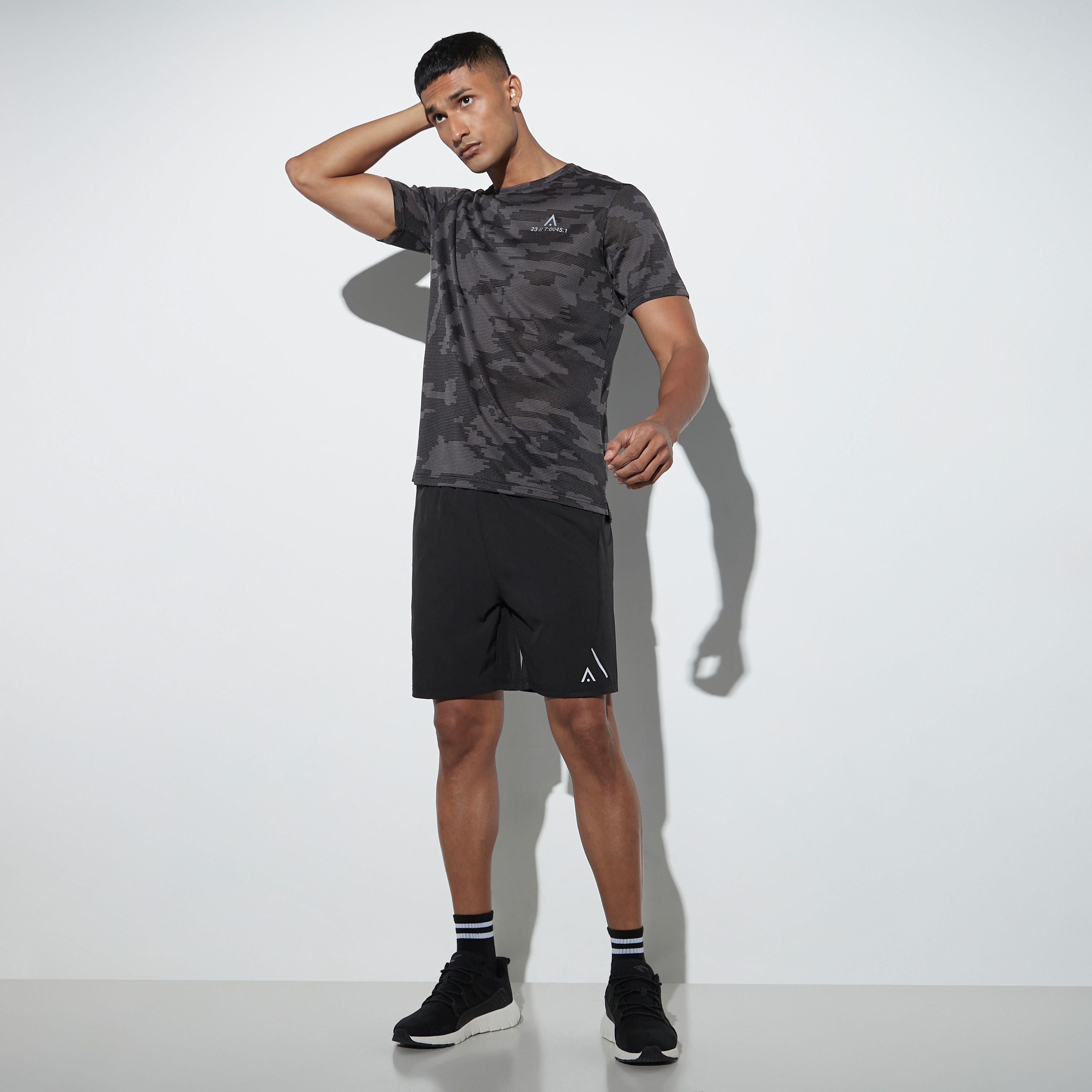 تيشيرت بيرفورمنس جاكارد بارز الملمس بياقة ضيقة وأكمام قصيرة-men-clothing-sportswearandactivewear-tshirtsandpolos-image-2