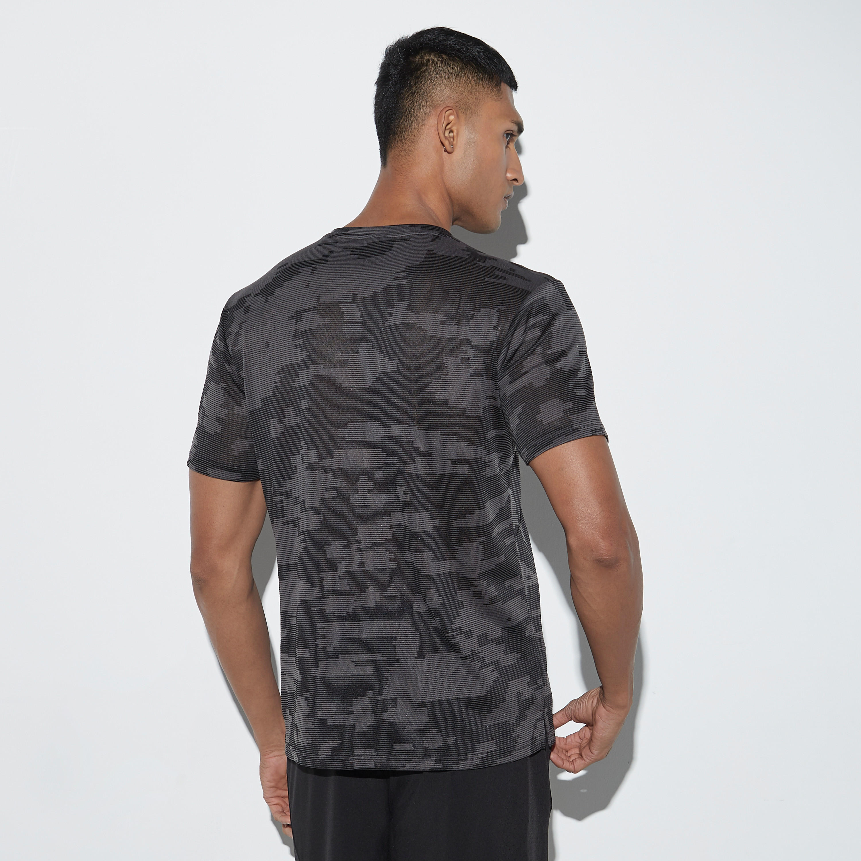 تيشيرت بيرفورمنس جاكارد بارز الملمس بياقة ضيقة وأكمام قصيرة-men-clothing-sportswearandactivewear-tshirtsandpolos-image-3