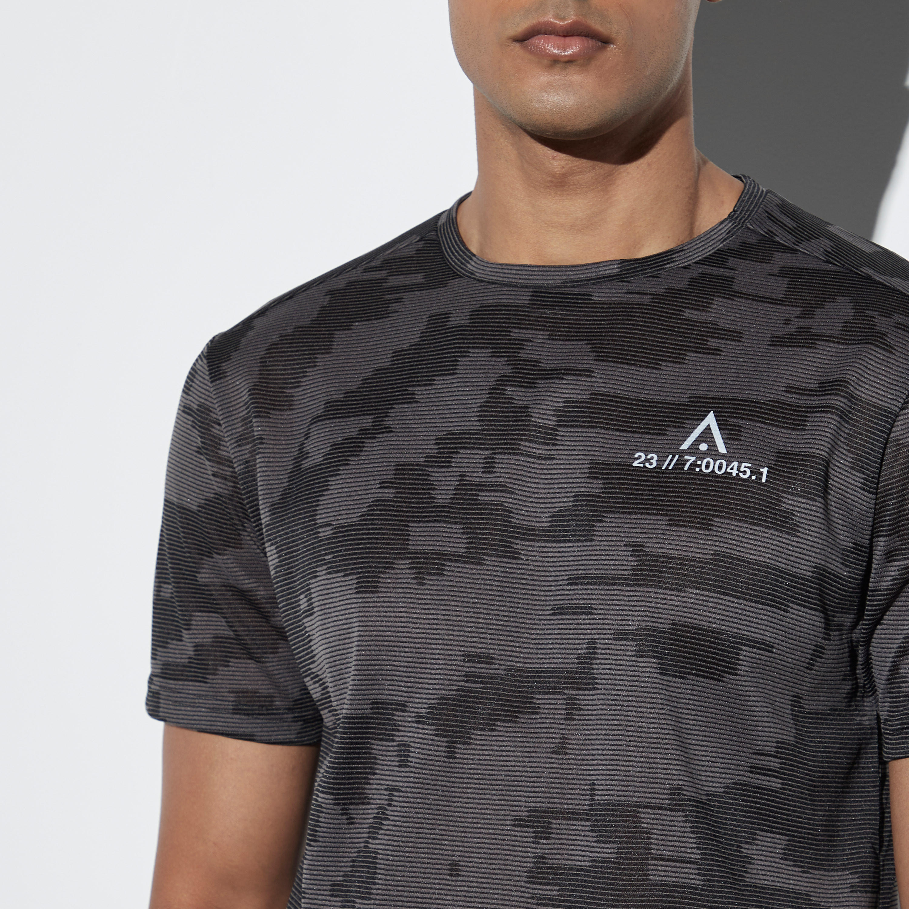 تيشيرت بيرفورمنس جاكارد بارز الملمس بياقة ضيقة وأكمام قصيرة-men-clothing-sportswearandactivewear-tshirtsandpolos-image-4