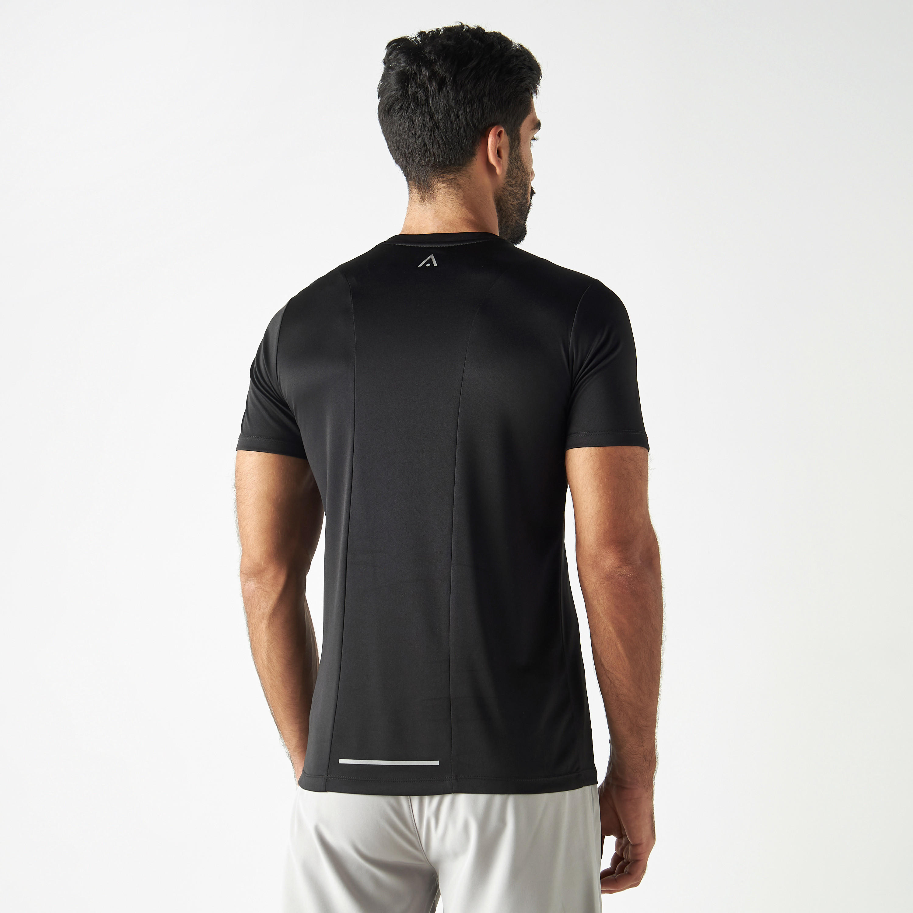 تيشيرت بيرفورمانس سادة بياقة ضيّقة وأكمام قصيرة-men-clothing-sportswearandactivewear-tshirtsandpolos-image-2