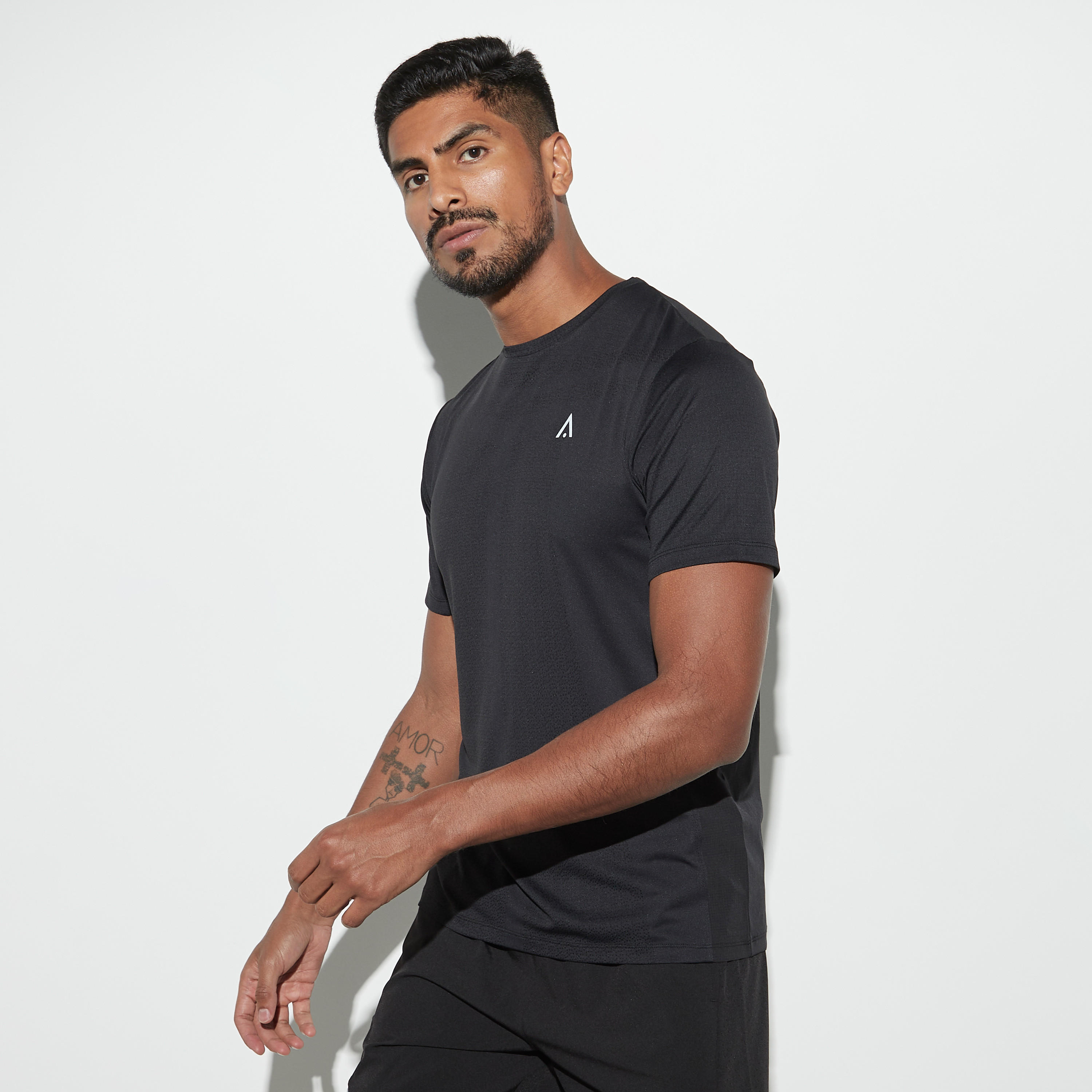 تيشيرت سادة بياقة ضيّقة وأكمام قصيرة-men-clothing-sportswearandactivewear-tshirtsandpolos-image-4