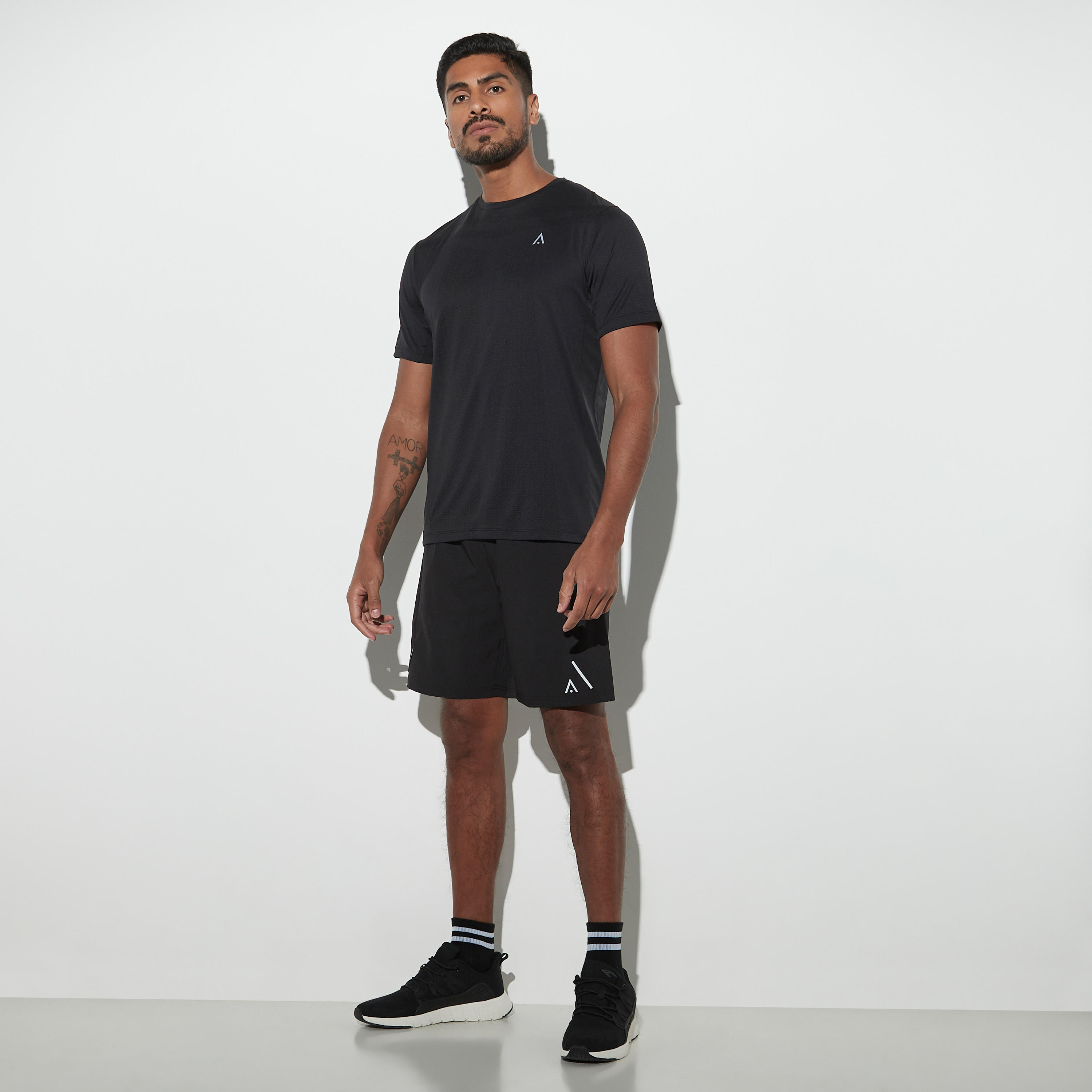 تيشيرت سادة بياقة ضيّقة وأكمام قصيرة-men-clothing-sportswearandactivewear-tshirtsandpolos-image-3