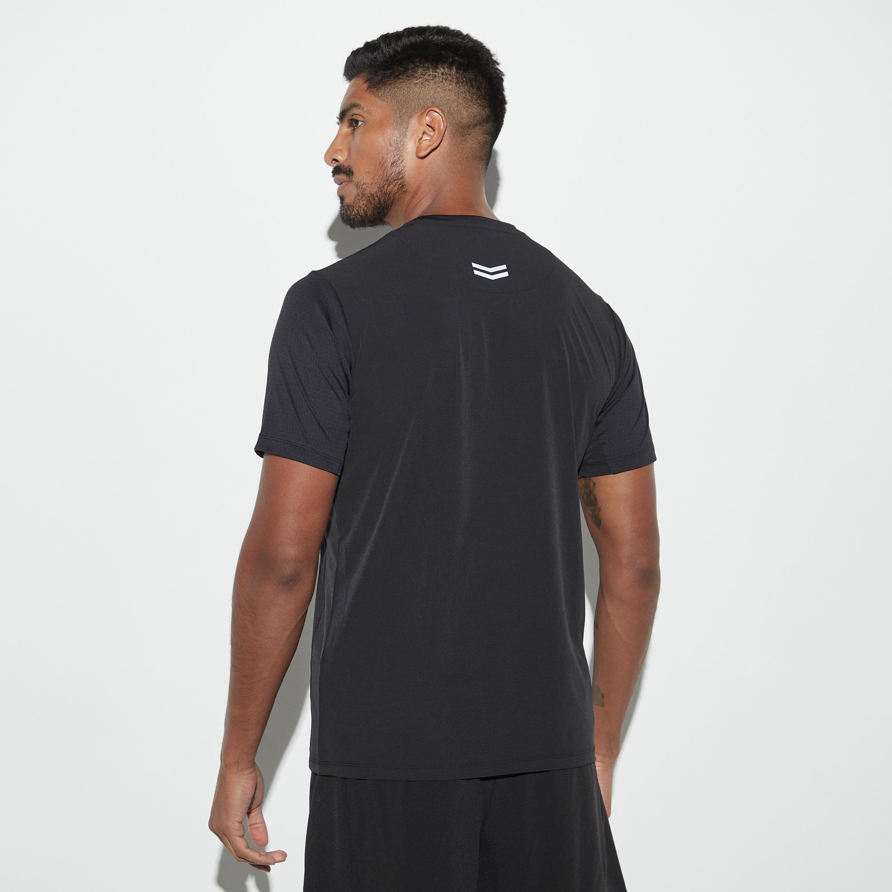 تيشيرت سادة بياقة ضيّقة وأكمام قصيرة-men-clothing-sportswearandactivewear-tshirtsandpolos-image-2