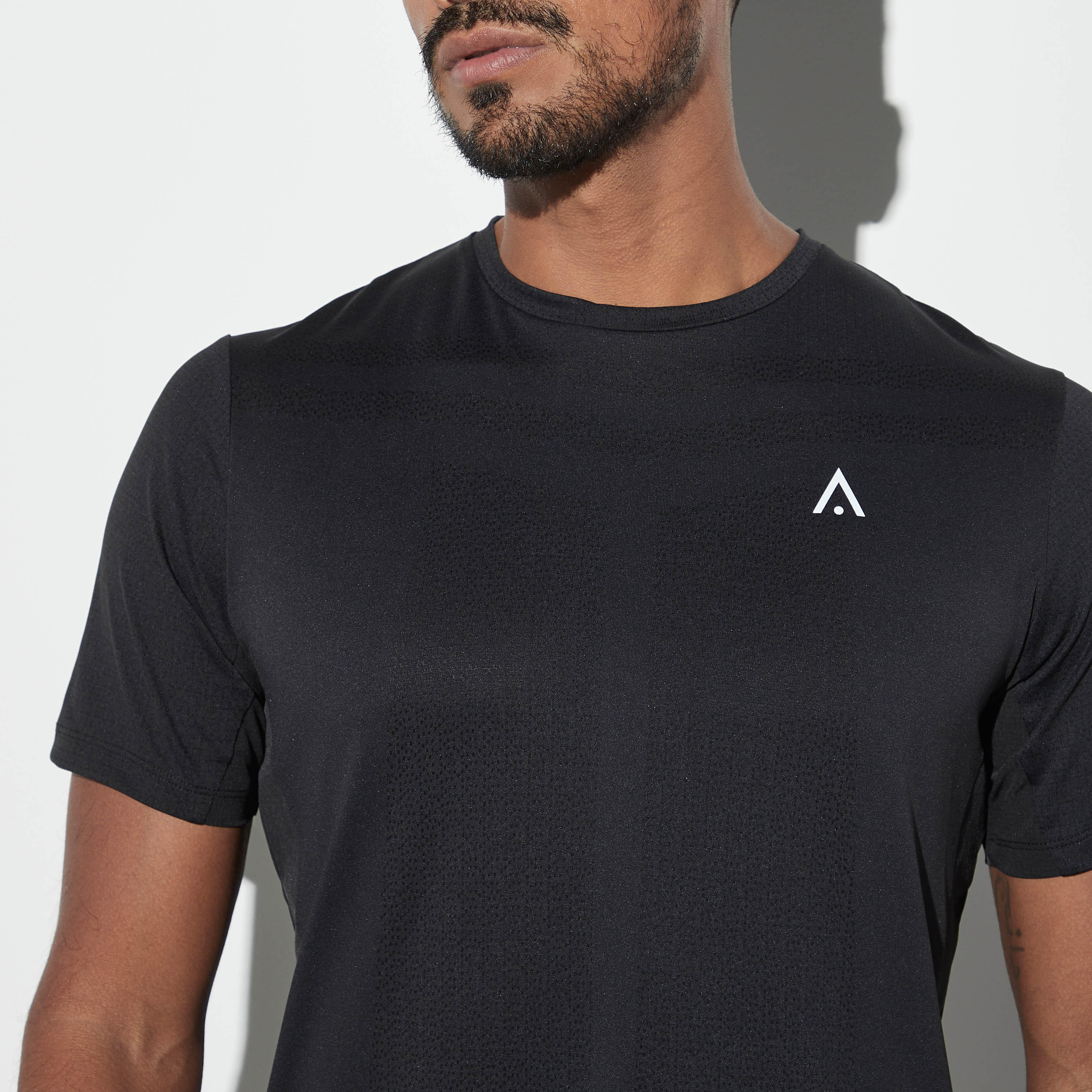 تيشيرت سادة بياقة ضيّقة وأكمام قصيرة-men-clothing-sportswearandactivewear-tshirtsandpolos-image-1