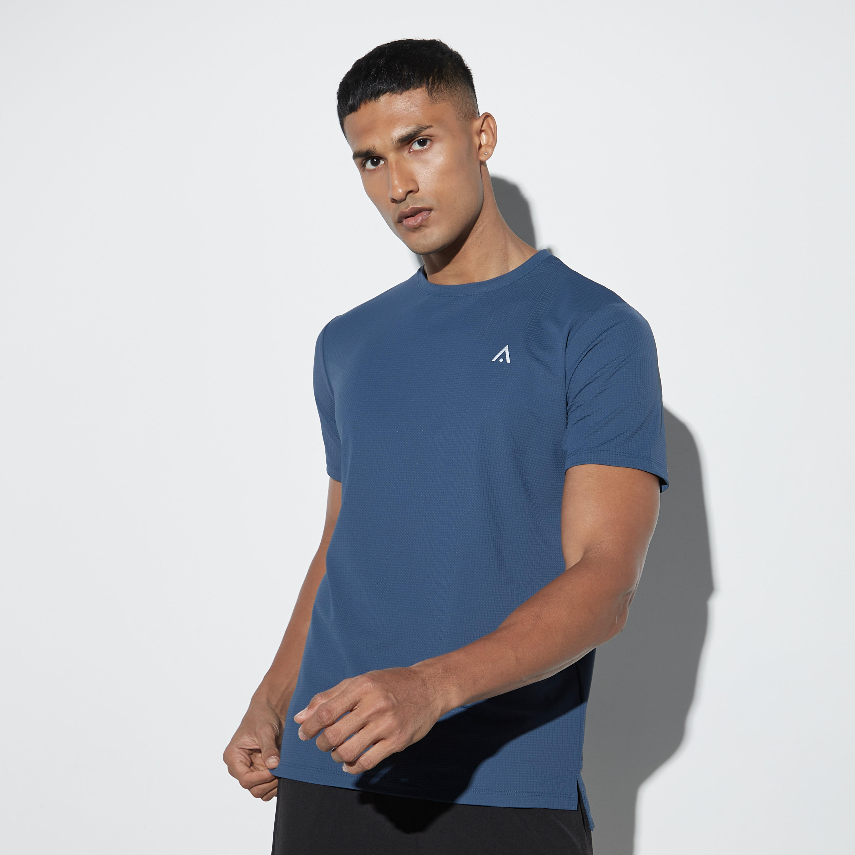 تيشيرت بيرفورمانس بارز الملمس بياقة ضيّقة وأكمام قصيرة-men-clothing-sportswearandactivewear-tshirtsandpolos-image-1