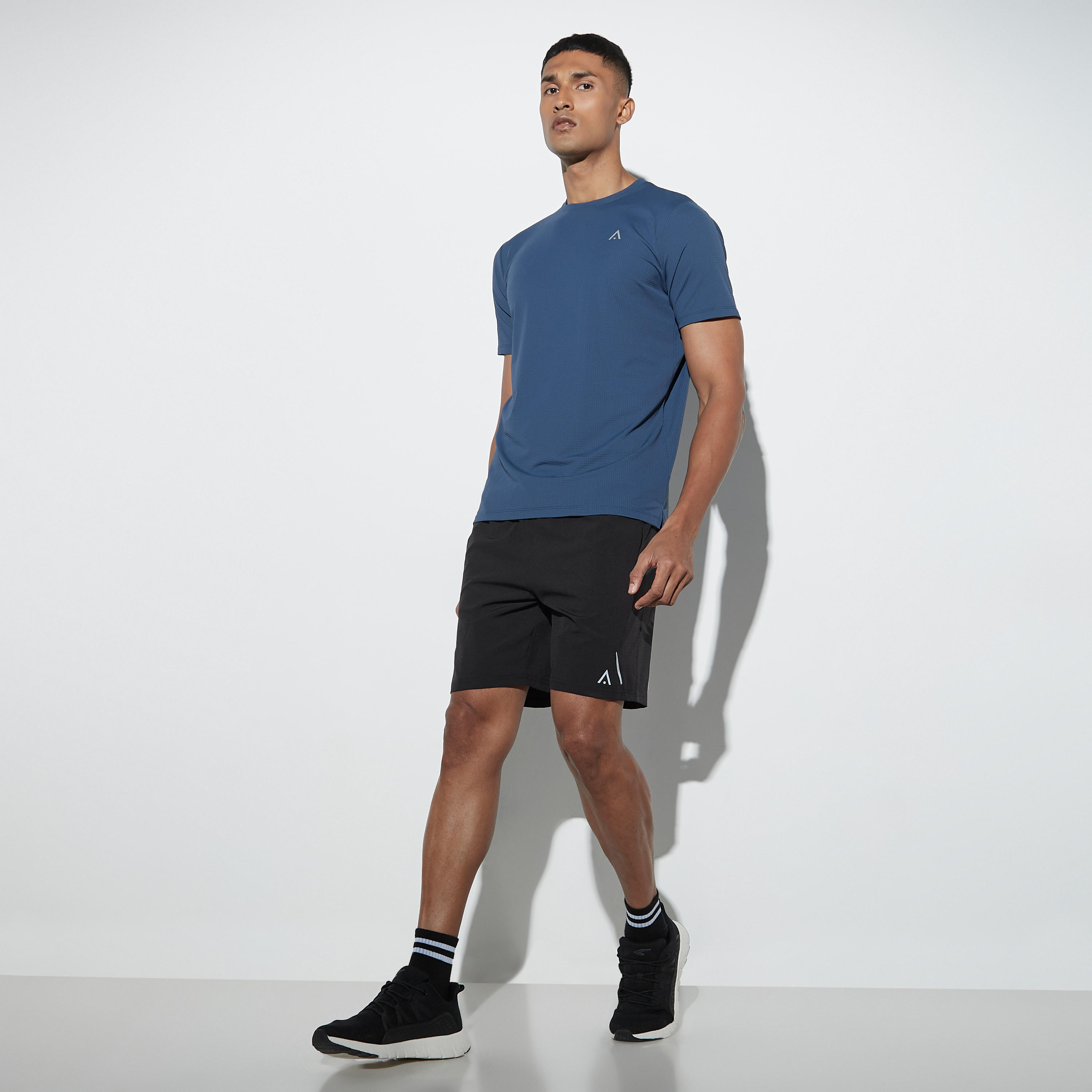 تيشيرت بيرفورمانس بارز الملمس بياقة ضيّقة وأكمام قصيرة-men-clothing-sportswearandactivewear-tshirtsandpolos-image-2