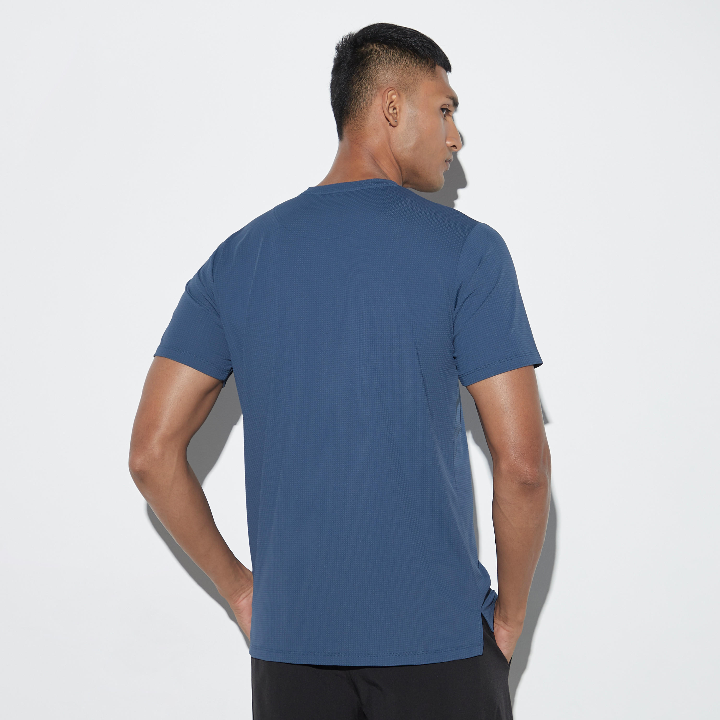 تيشيرت بيرفورمانس بارز الملمس بياقة ضيّقة وأكمام قصيرة-men-clothing-sportswearandactivewear-tshirtsandpolos-image-3