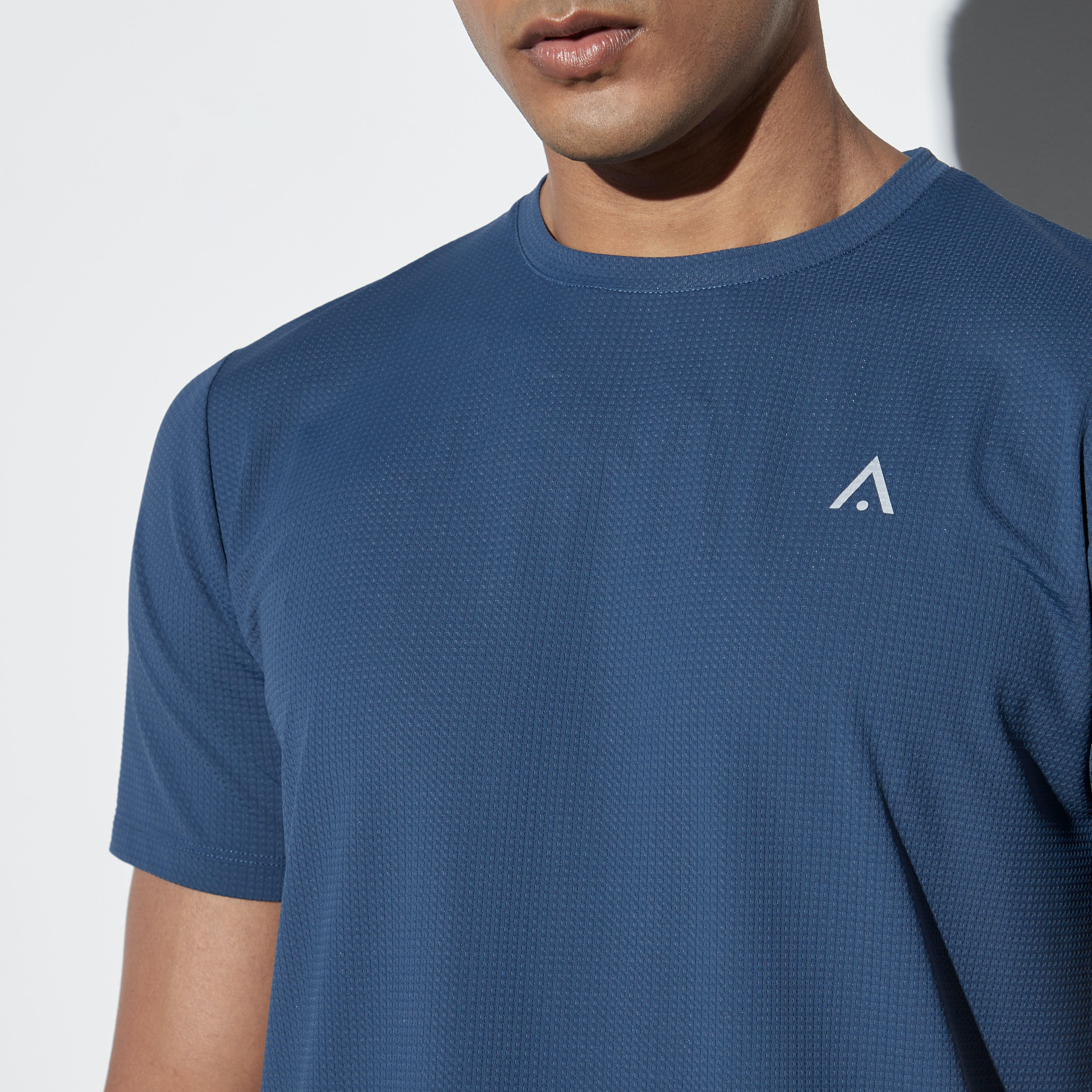 تيشيرت بيرفورمانس بارز الملمس بياقة ضيّقة وأكمام قصيرة-men-clothing-sportswearandactivewear-tshirtsandpolos-image-4