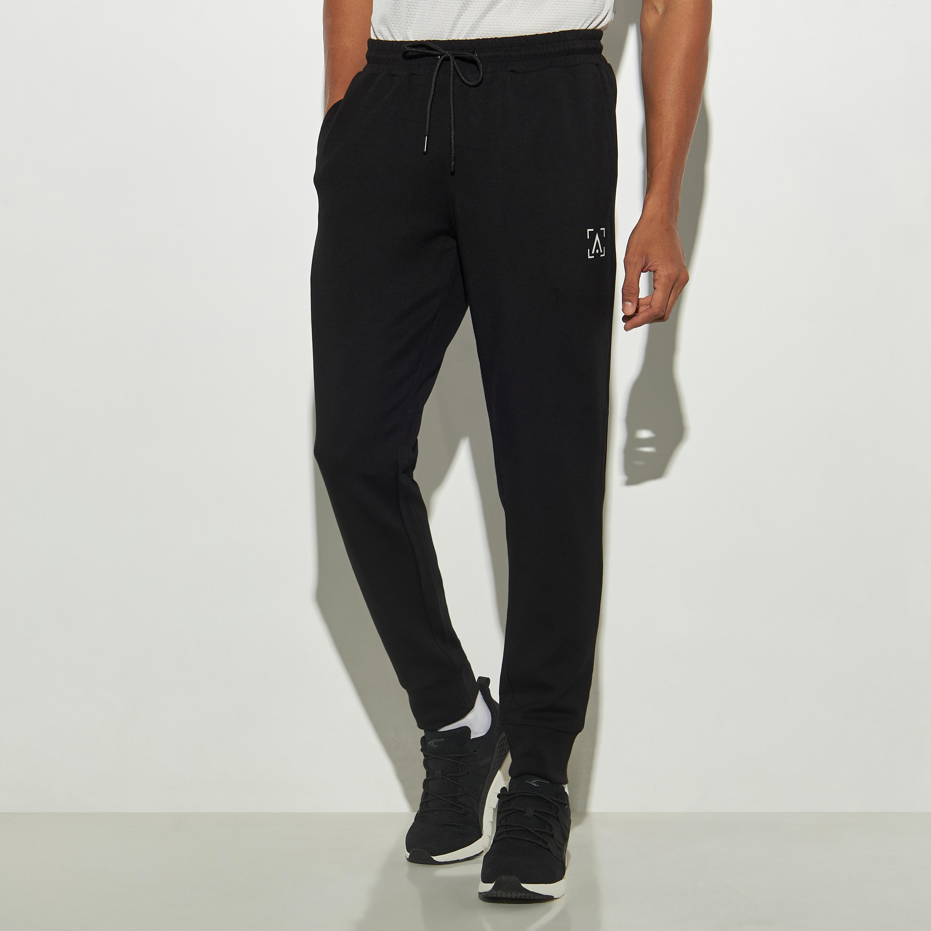 بنطلون رياضي برباط إغلاق وجيوب وطبعات-men-clothing-sportswearandactivewear-bottoms-image-4