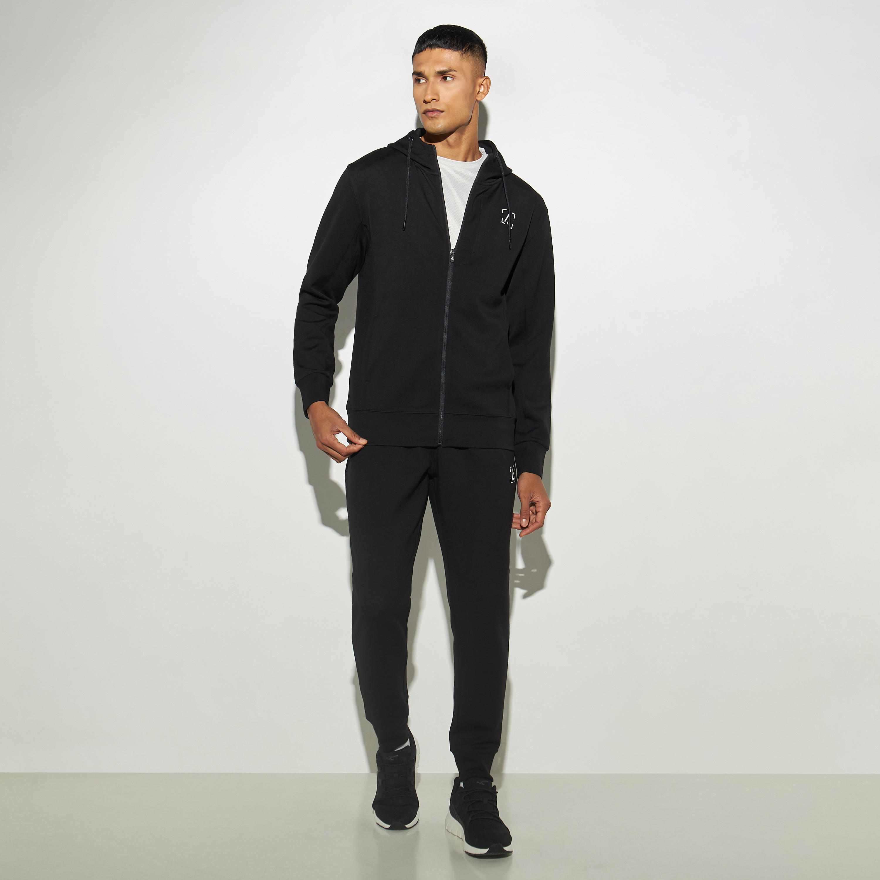 بنطلون رياضي برباط إغلاق وجيوب وطبعات-men-clothing-sportswearandactivewear-bottoms-image-3