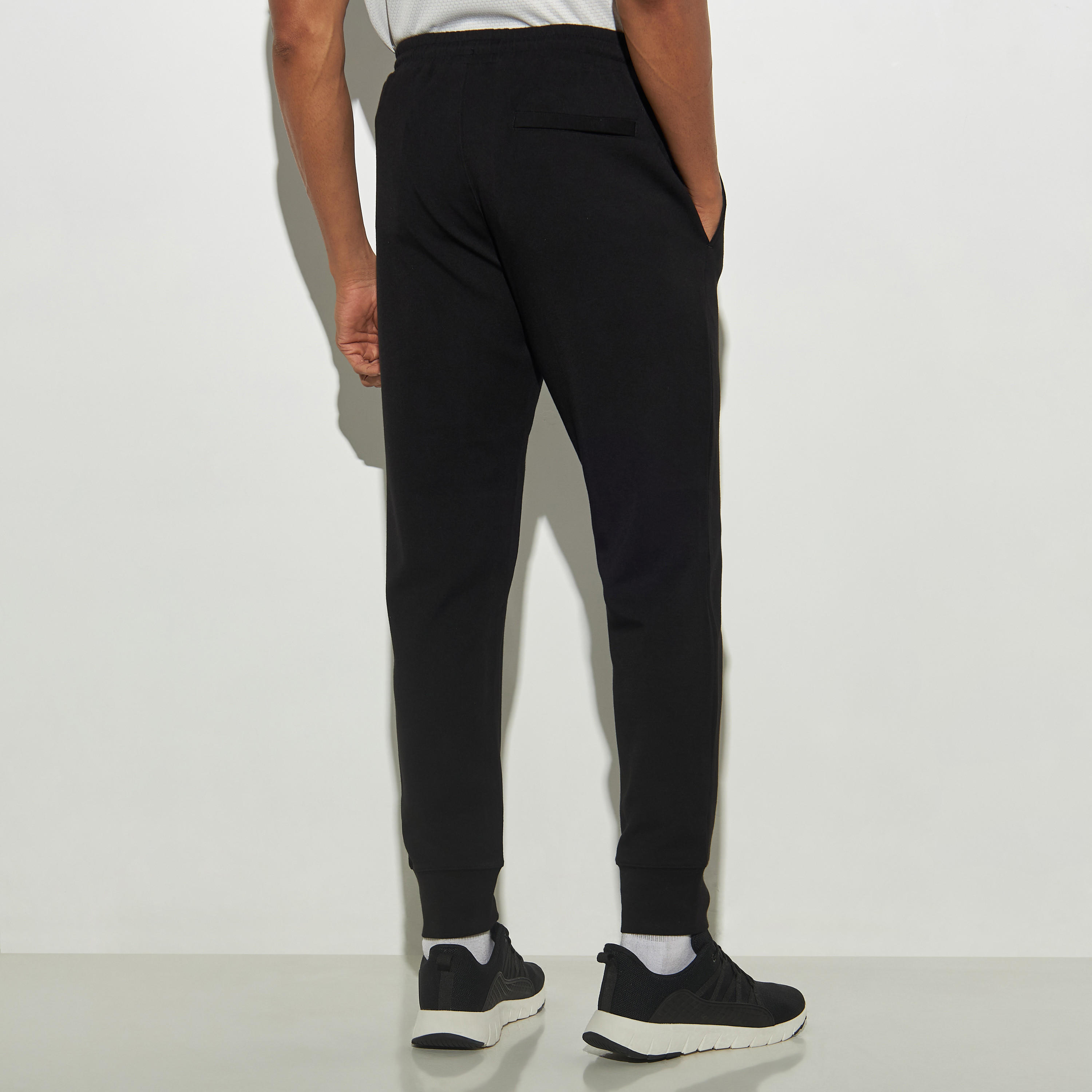 بنطلون رياضي برباط إغلاق وجيوب وطبعات-men-clothing-sportswearandactivewear-bottoms-image-2