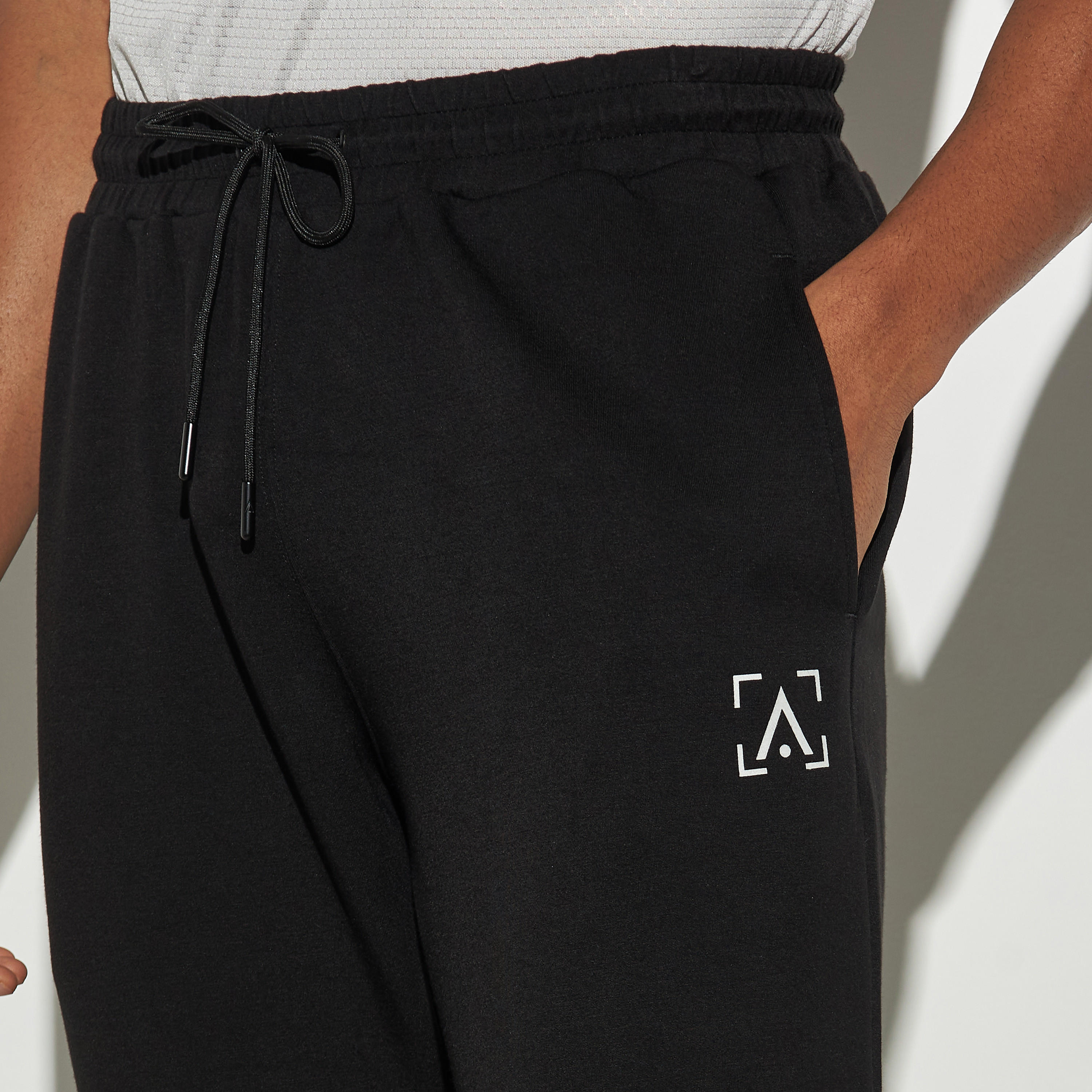 بنطلون رياضي برباط إغلاق وجيوب وطبعات-men-clothing-sportswearandactivewear-bottoms-image-1