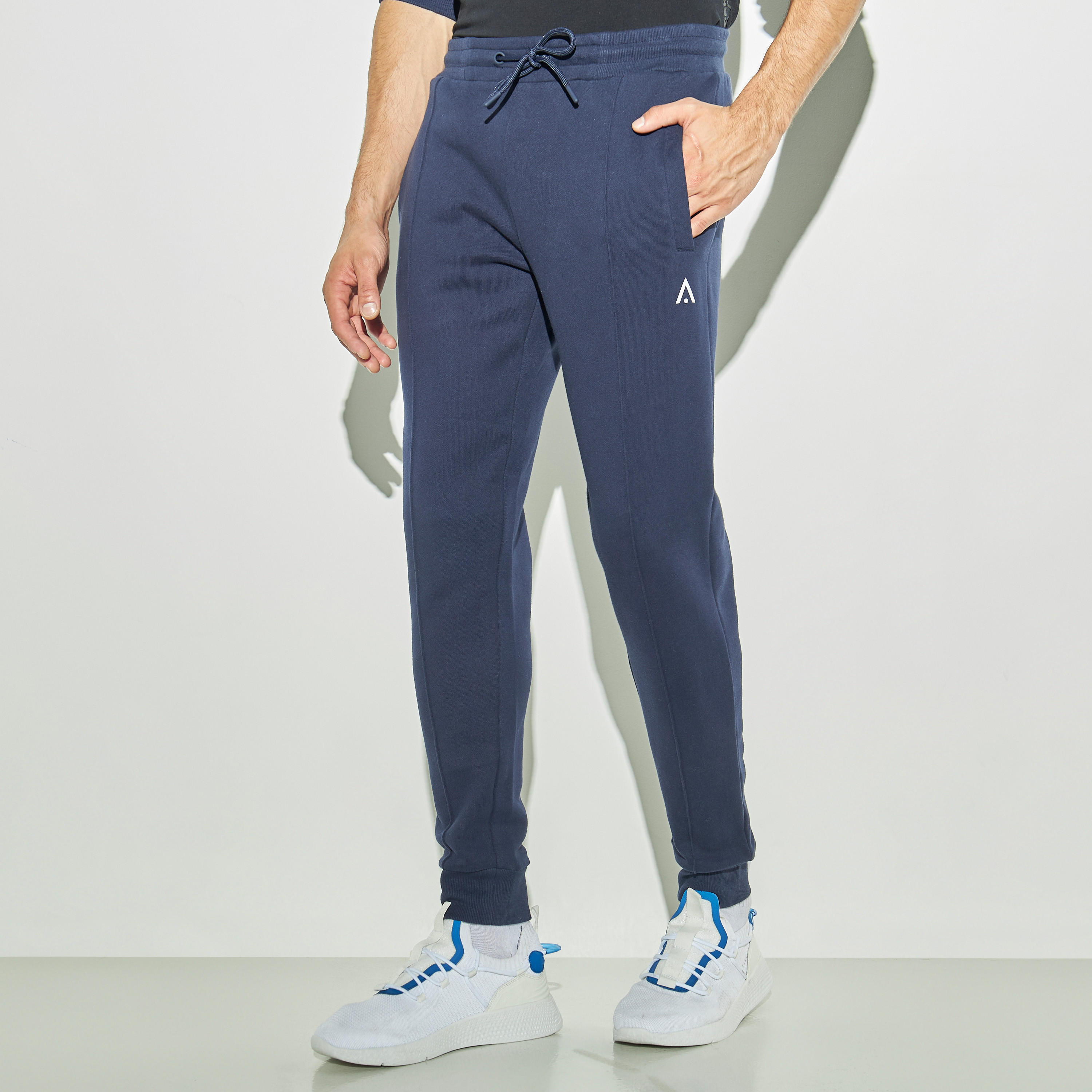 بنطلون رياضي برباط إغلاق وجيوب وطبعات-men-clothing-sportswearandactivewear-tracksuits-image-5