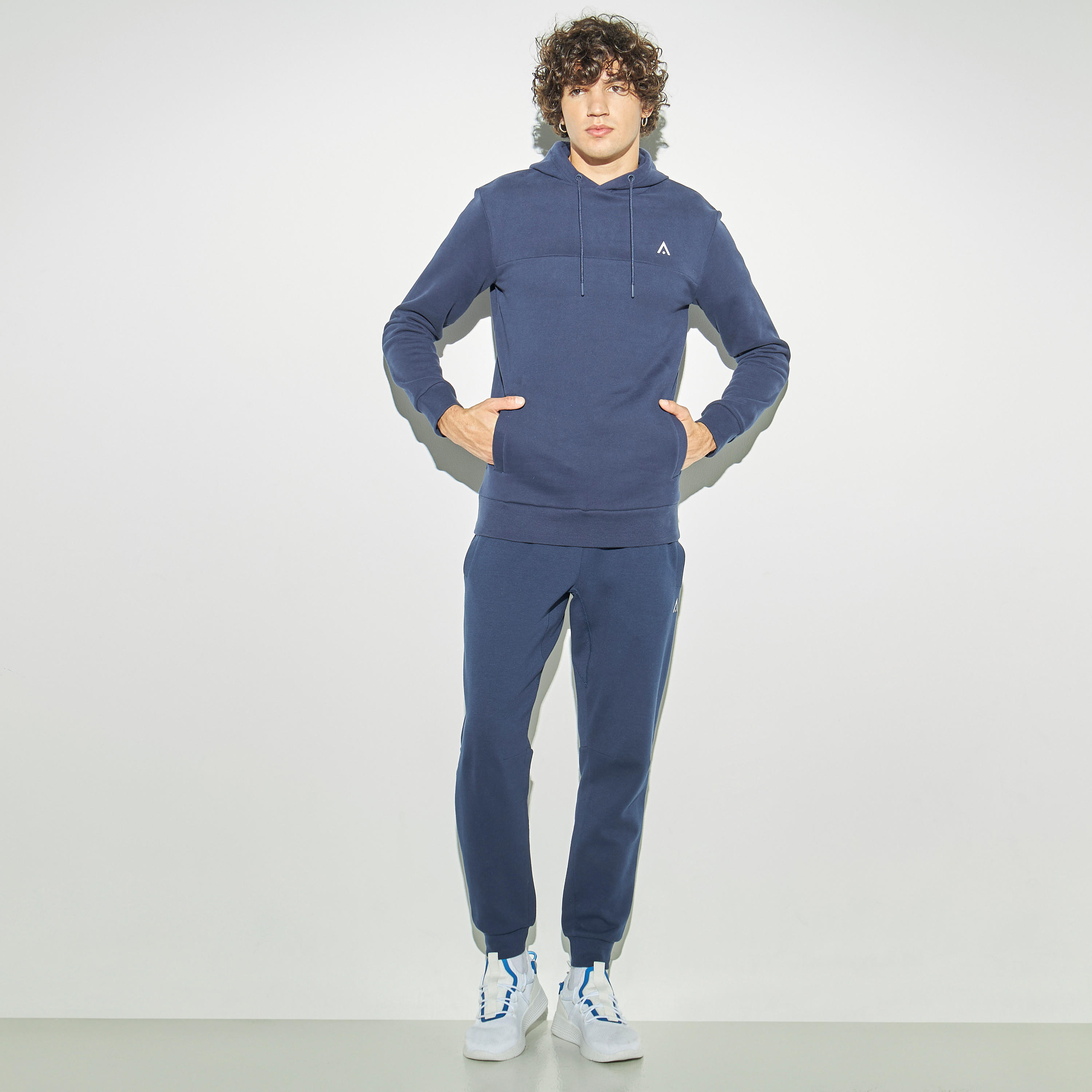 هودي سادة بأكمام طويلة وجيوب-men-winterwear-hoodiesandsweatshirts-image-4