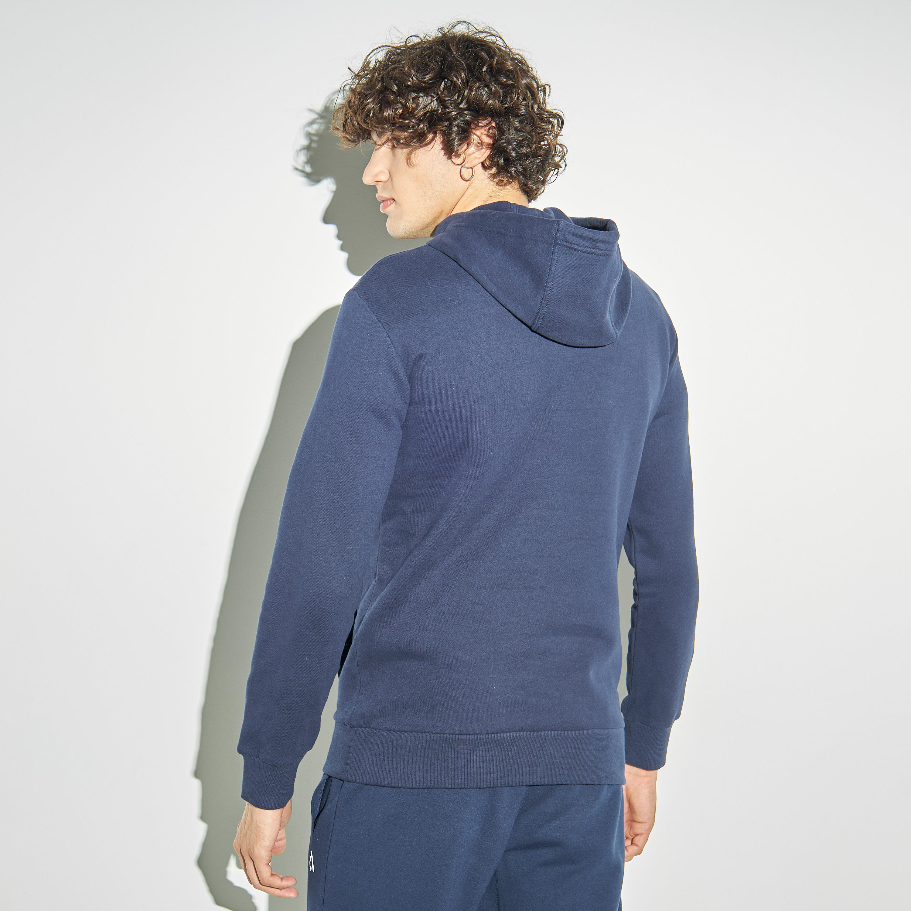 هودي سادة بأكمام طويلة وجيوب-men-winterwear-hoodiesandsweatshirts-image-3