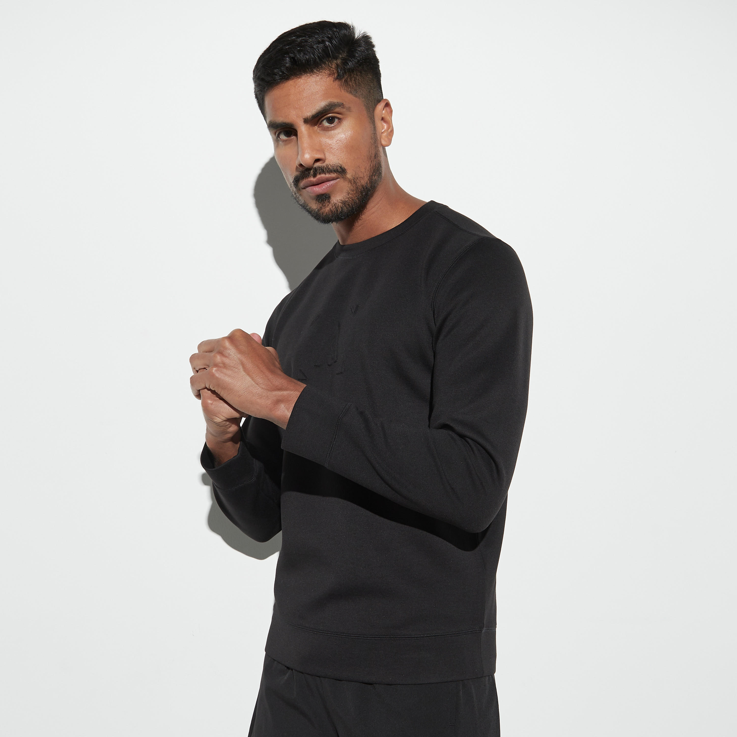 سويت شيرت سادة بياقة ضيّقة وأكمام طويلة-men-winterwear-hoodiesandsweatshirts-image-4