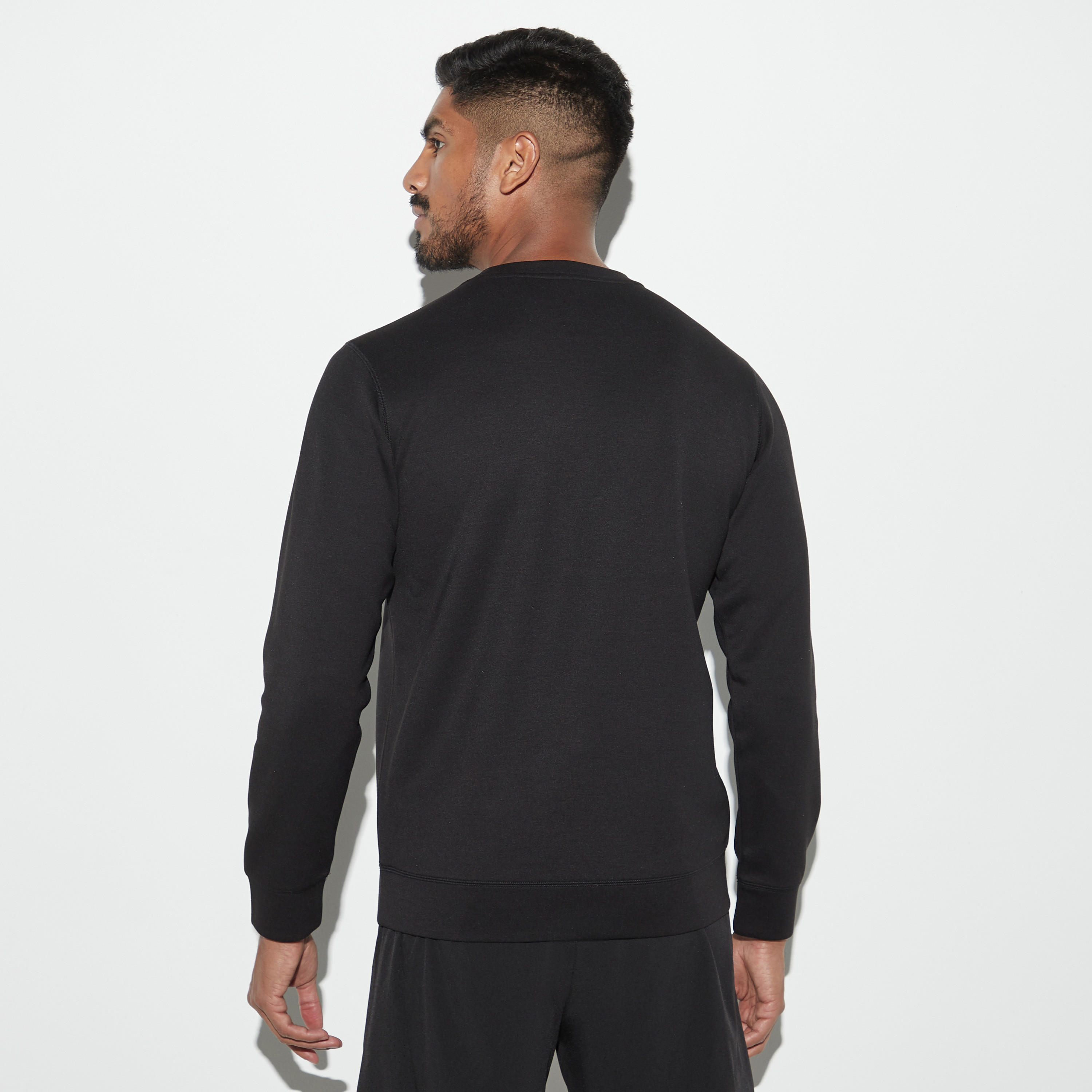 سويت شيرت سادة بياقة ضيّقة وأكمام طويلة-men-winterwear-hoodiesandsweatshirts-image-2