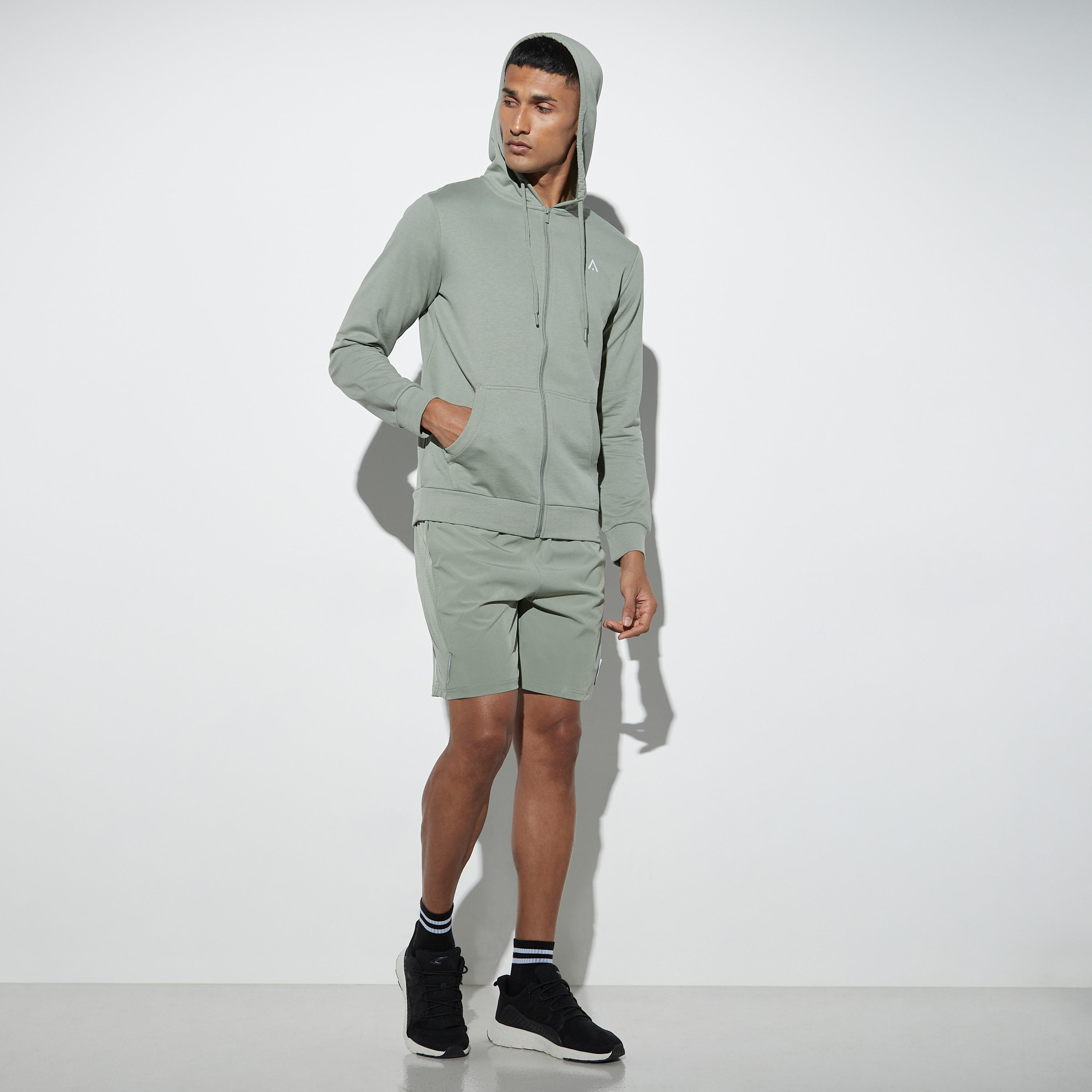 هودي سادة بسحاب وجيب كنغر-men-winterwear-hoodiesandsweatshirts-image-4