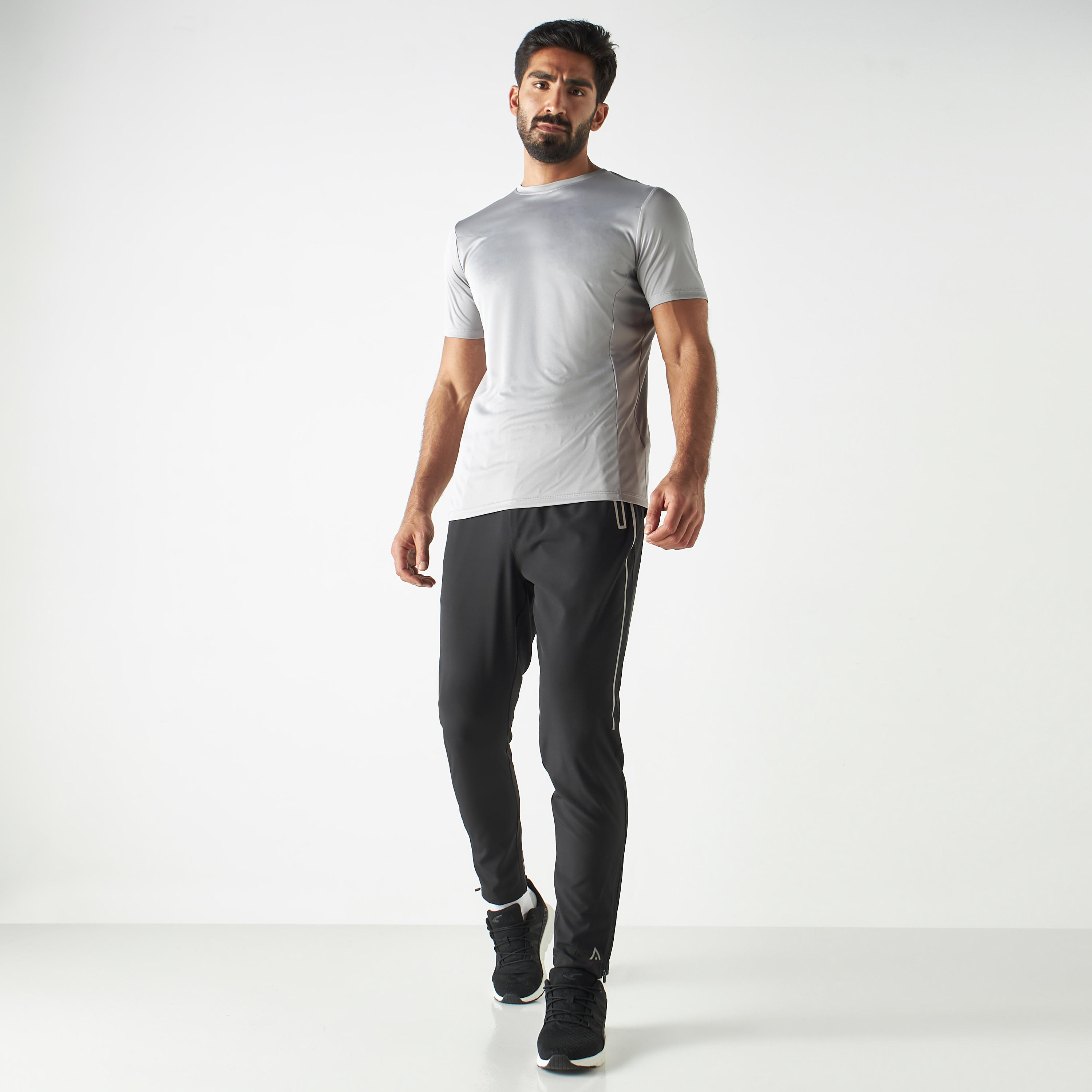 بنطلون رياضي سادة بخصر مطاطي وجيوب-men-clothing-sportswearandactivewear-tracksuits-image-4