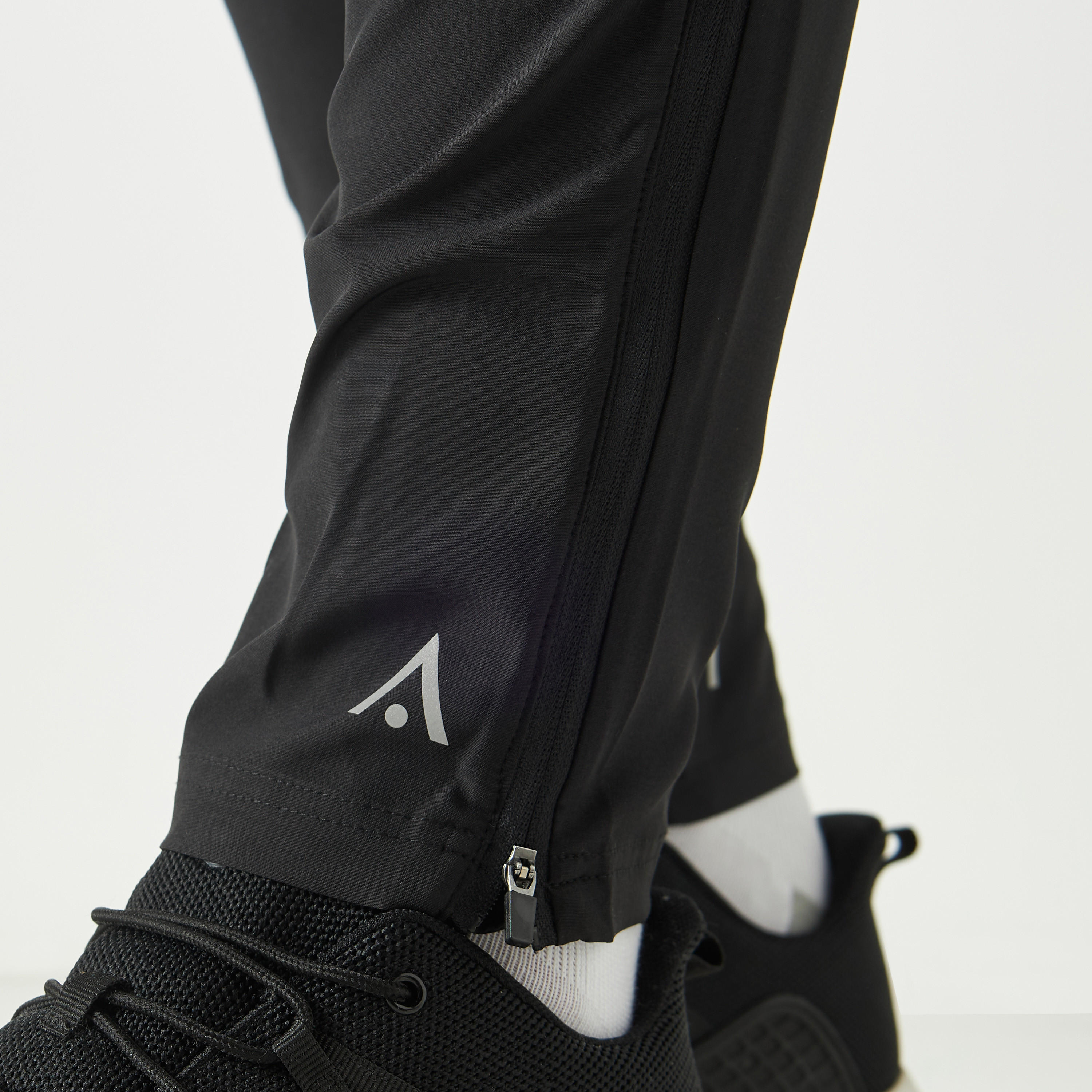 بنطلون رياضي سادة بخصر مطاطي وجيوب-men-clothing-sportswearandactivewear-tracksuits-image-1