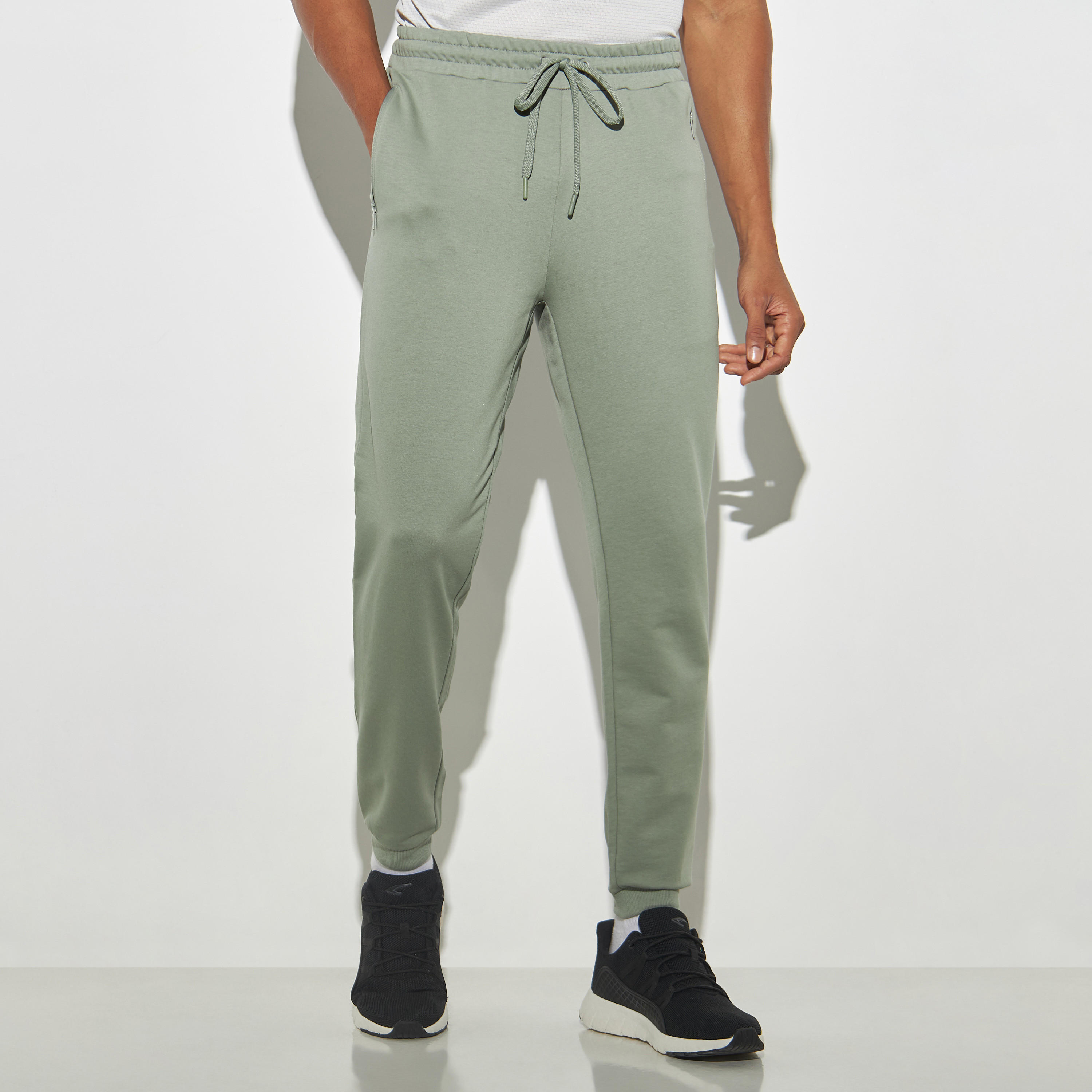 بنطلون رياضي برباط إغلاق وجيوب بسحاب-men-clothing-sportswearandactivewear-bottoms-image-1