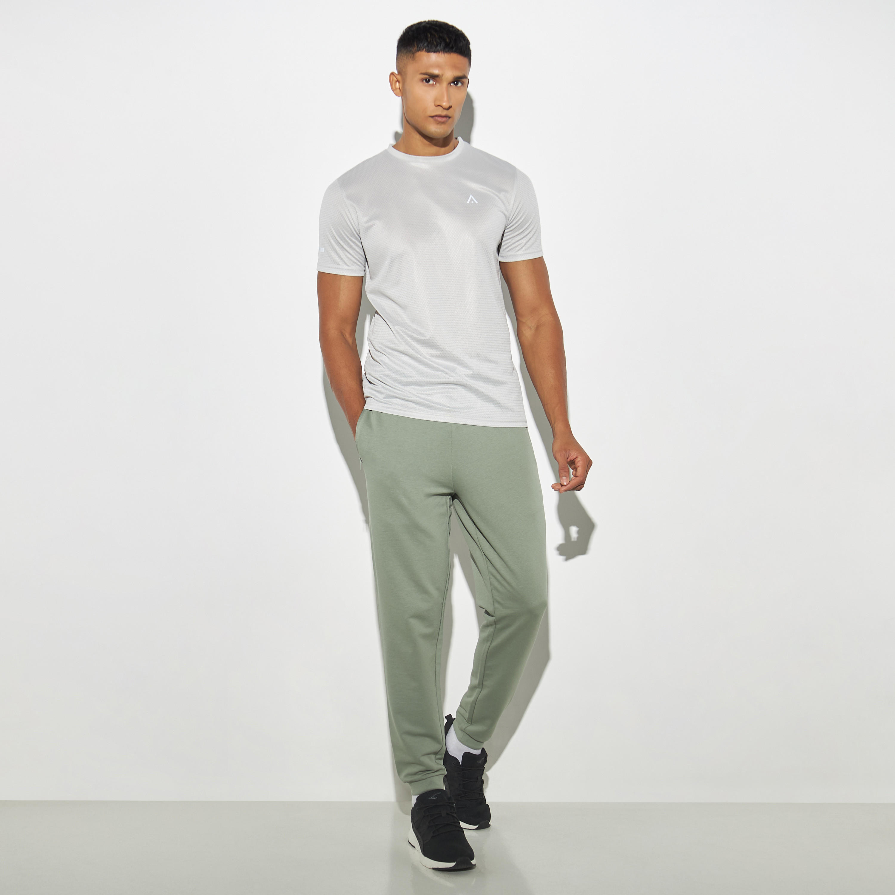بنطلون رياضي برباط إغلاق وجيوب بسحاب-men-clothing-sportswearandactivewear-bottoms-image-2
