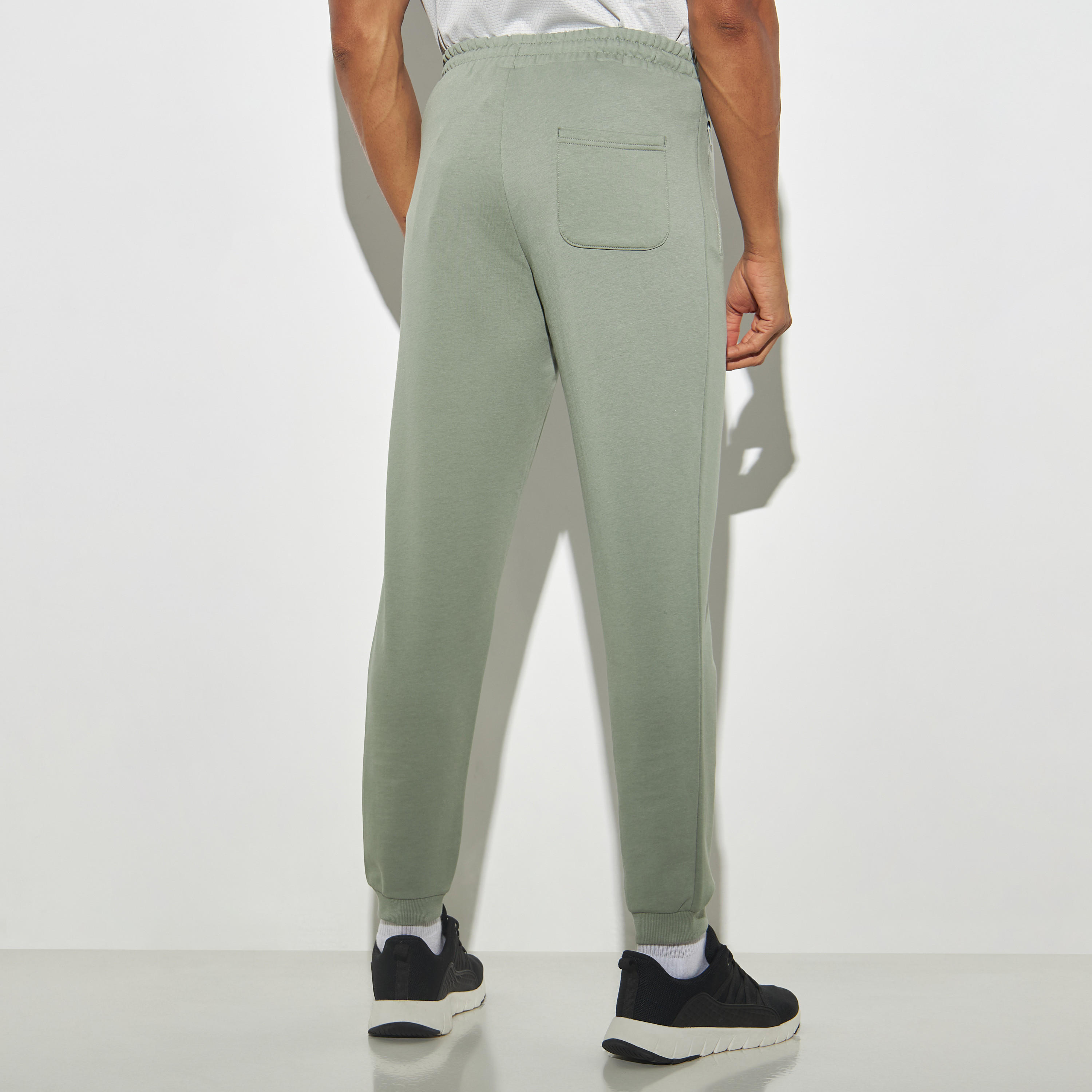 بنطلون رياضي برباط إغلاق وجيوب بسحاب-men-clothing-sportswearandactivewear-bottoms-image-3