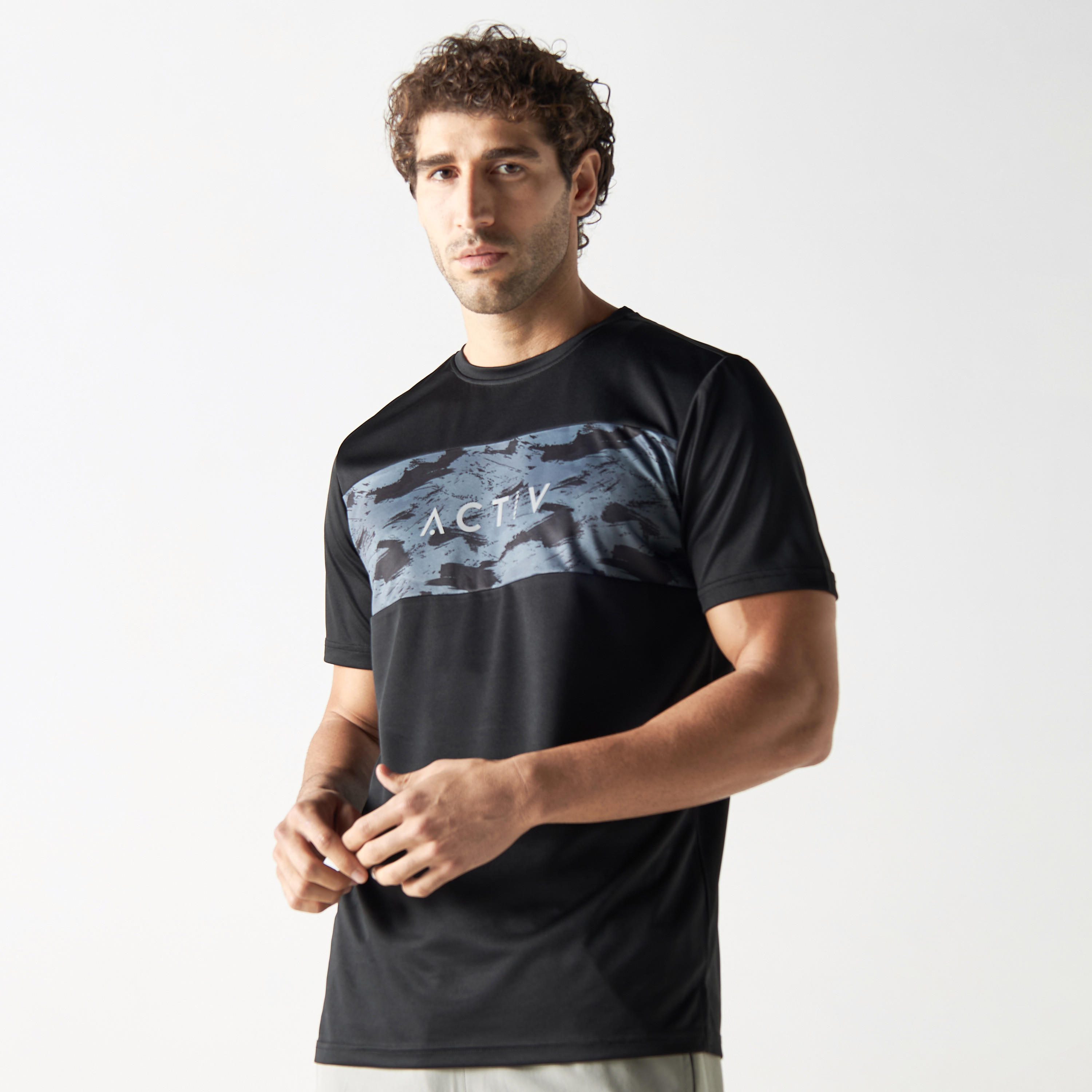 تيشيرت بياقة ضيّقة وتصاميم مغايرة وأكمام قصيرة-men-clothing-sportswearandactivewear-tshirtsandpolos-image-1