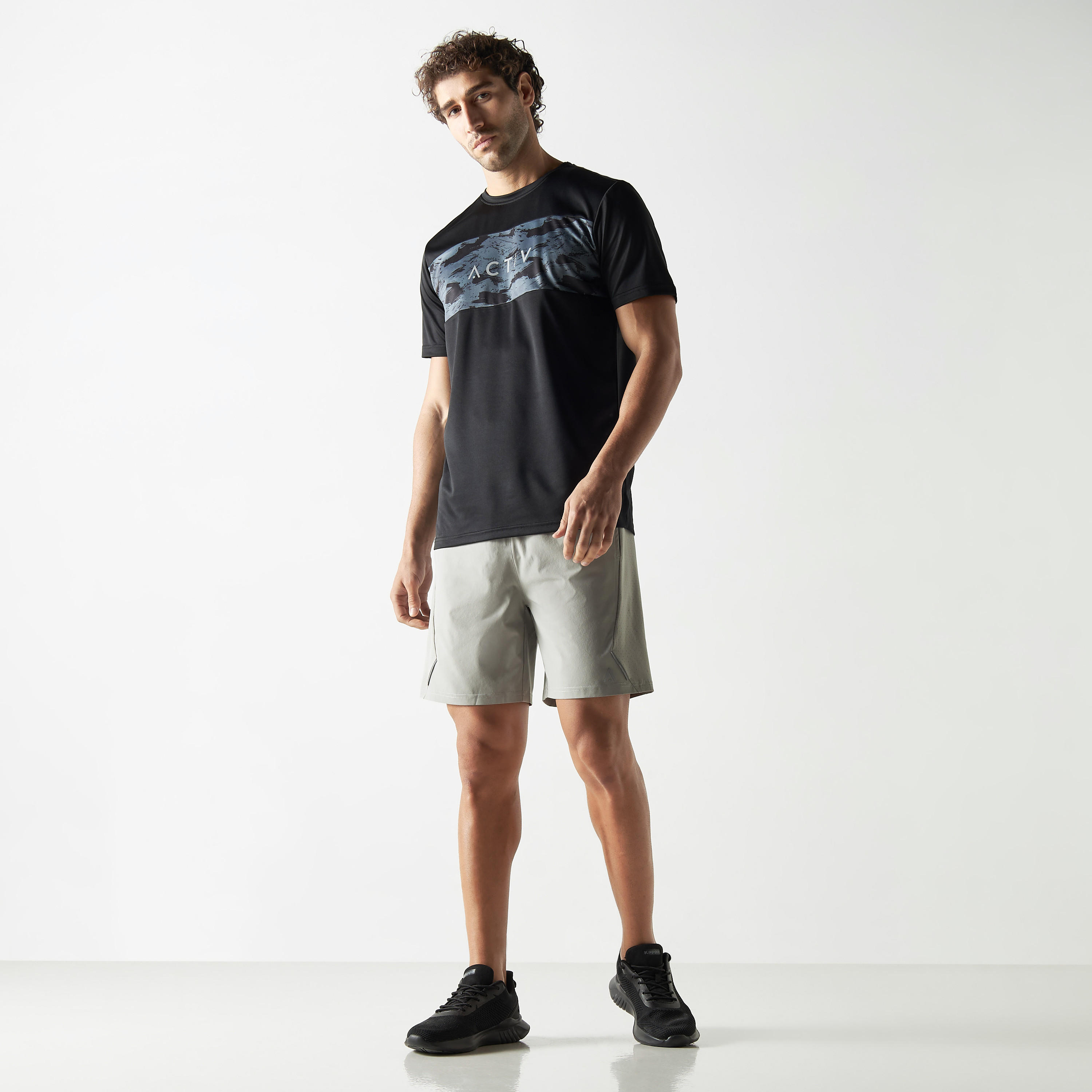 تيشيرت بياقة ضيّقة وتصاميم مغايرة وأكمام قصيرة-men-clothing-sportswearandactivewear-tshirtsandpolos-image-2