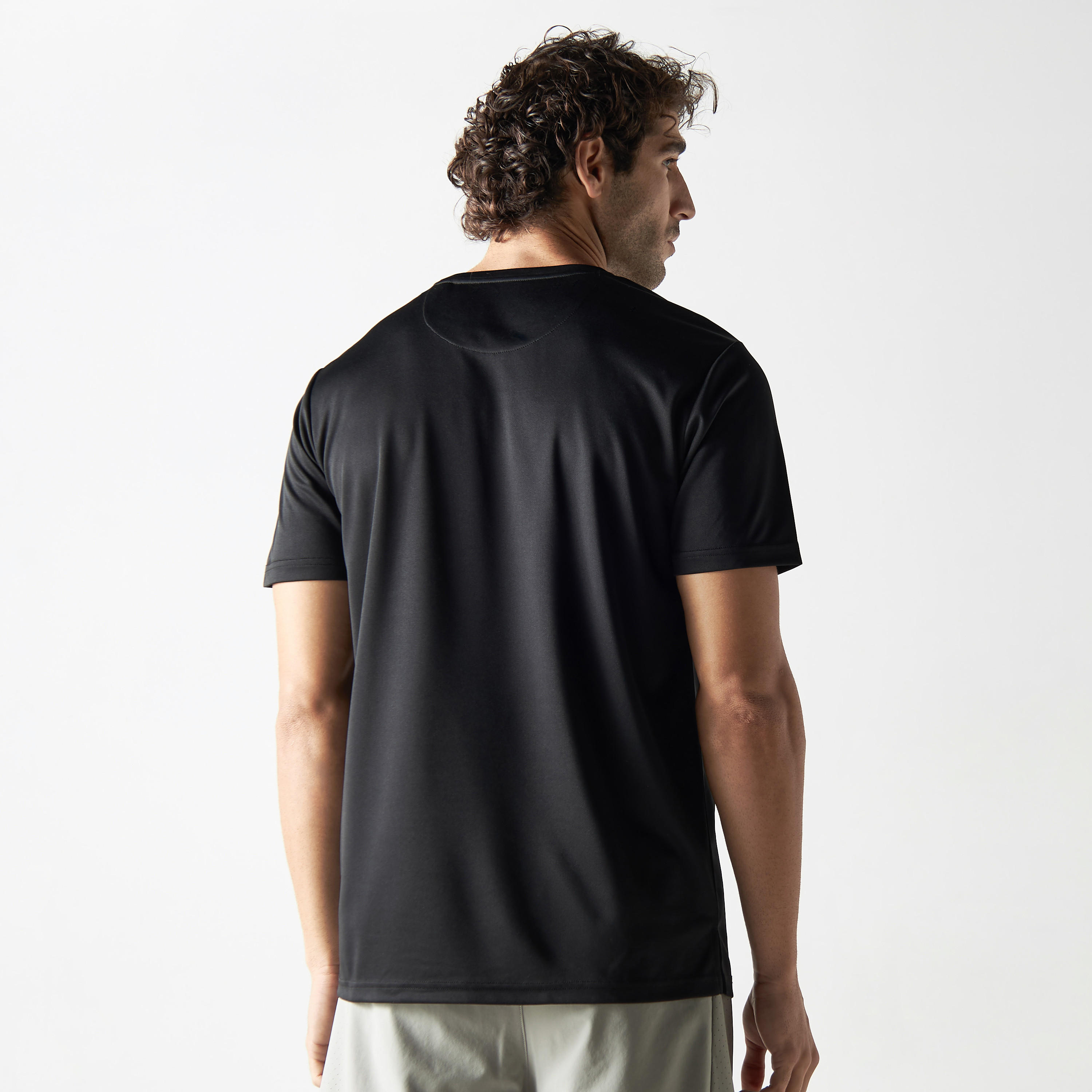 تيشيرت بياقة ضيّقة وتصاميم مغايرة وأكمام قصيرة-men-clothing-sportswearandactivewear-tshirtsandpolos-image-3