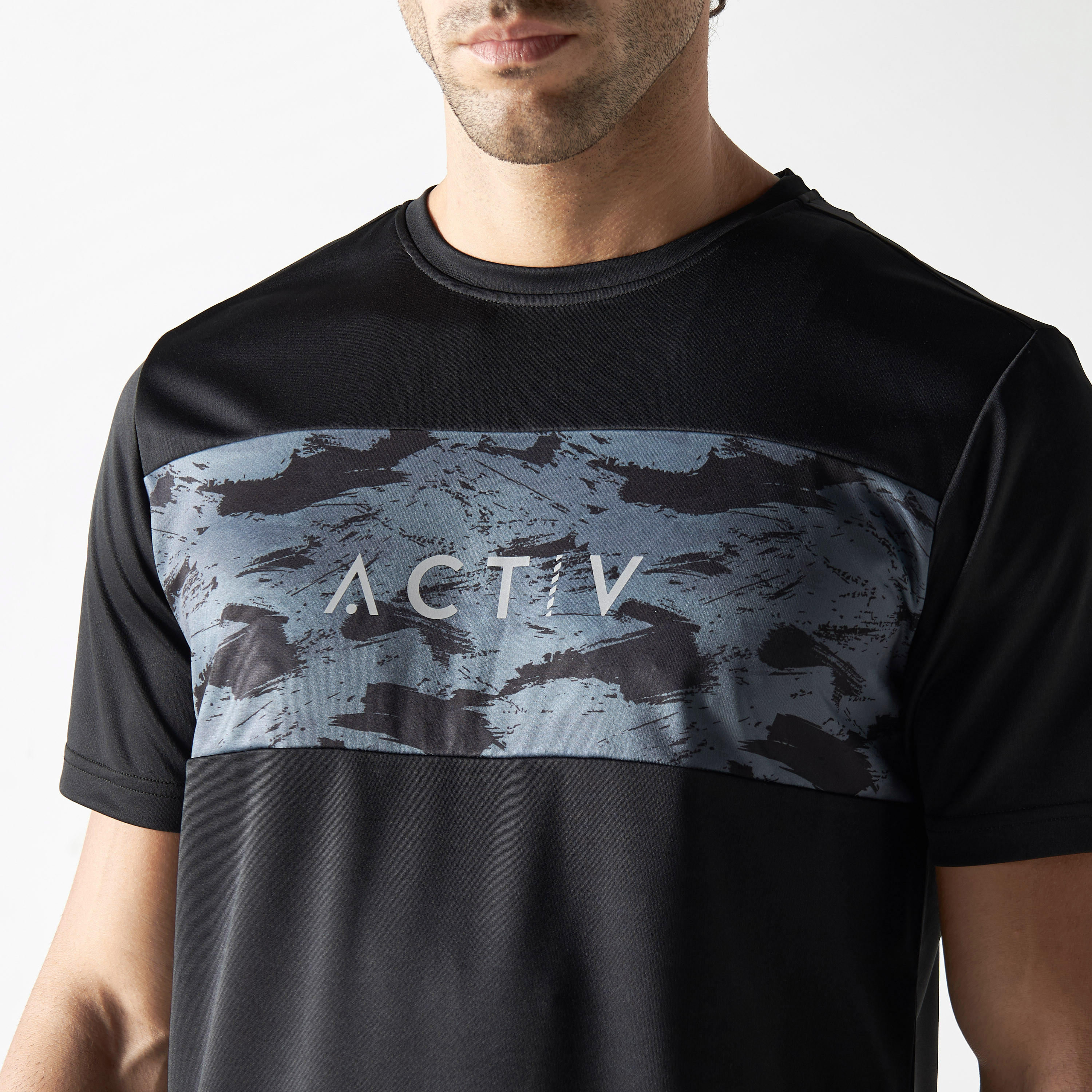 تيشيرت بياقة ضيّقة وتصاميم مغايرة وأكمام قصيرة-men-clothing-sportswearandactivewear-tshirtsandpolos-image-4