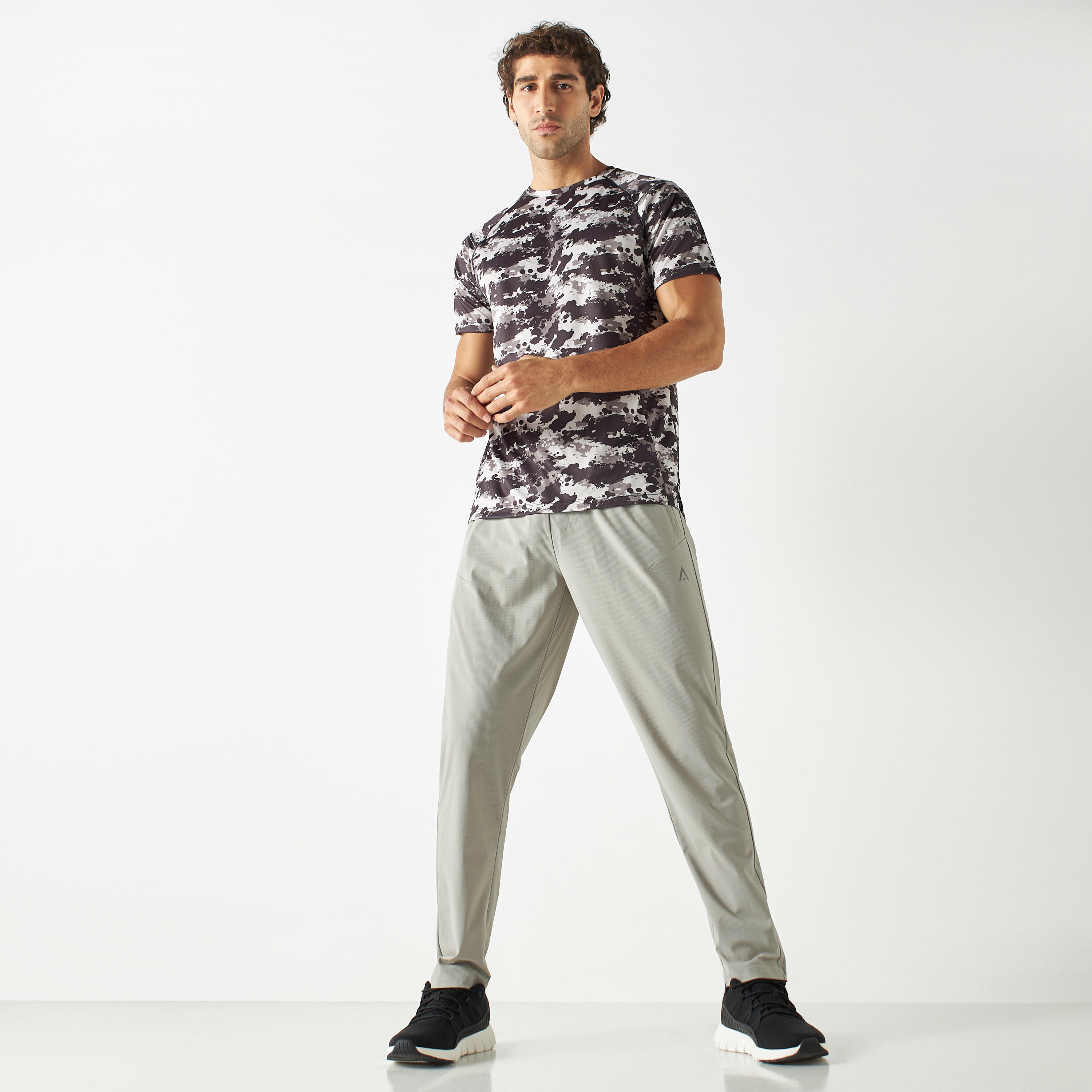 بنطلون رياضي سادة بجيوب وخصر مطاطي من كابا-men-clothing-sportswearandactivewear-tracksuits-image-3