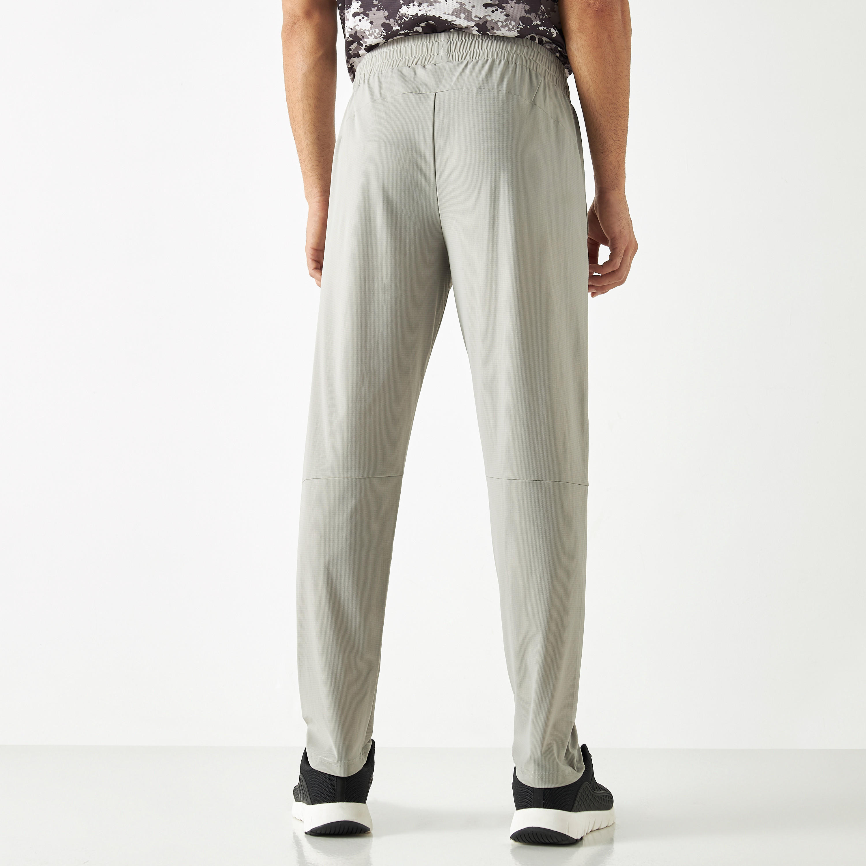 بنطلون رياضي سادة بجيوب وخصر مطاطي من كابا-men-clothing-sportswearandactivewear-tracksuits-image-2