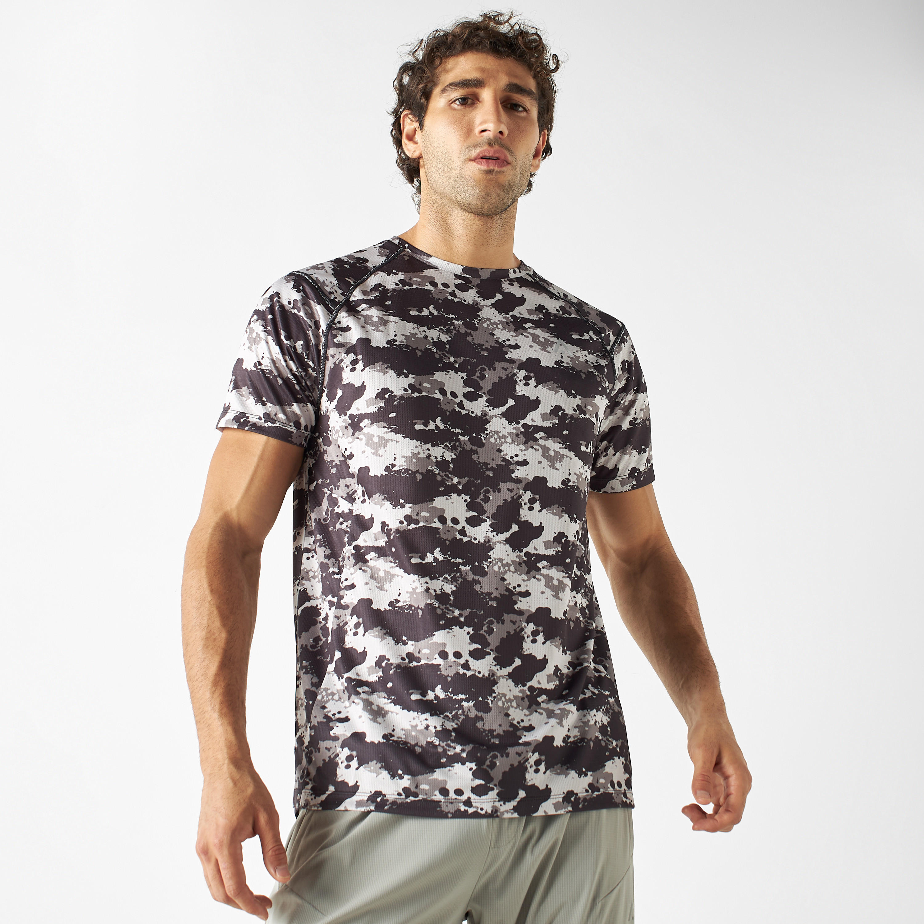 تيشيرت بياقة ضيّقة وأكمام قصيرة وطبعات مموّهة-men-clothing-sportswearandactivewear-tshirtsandpolos-image-1