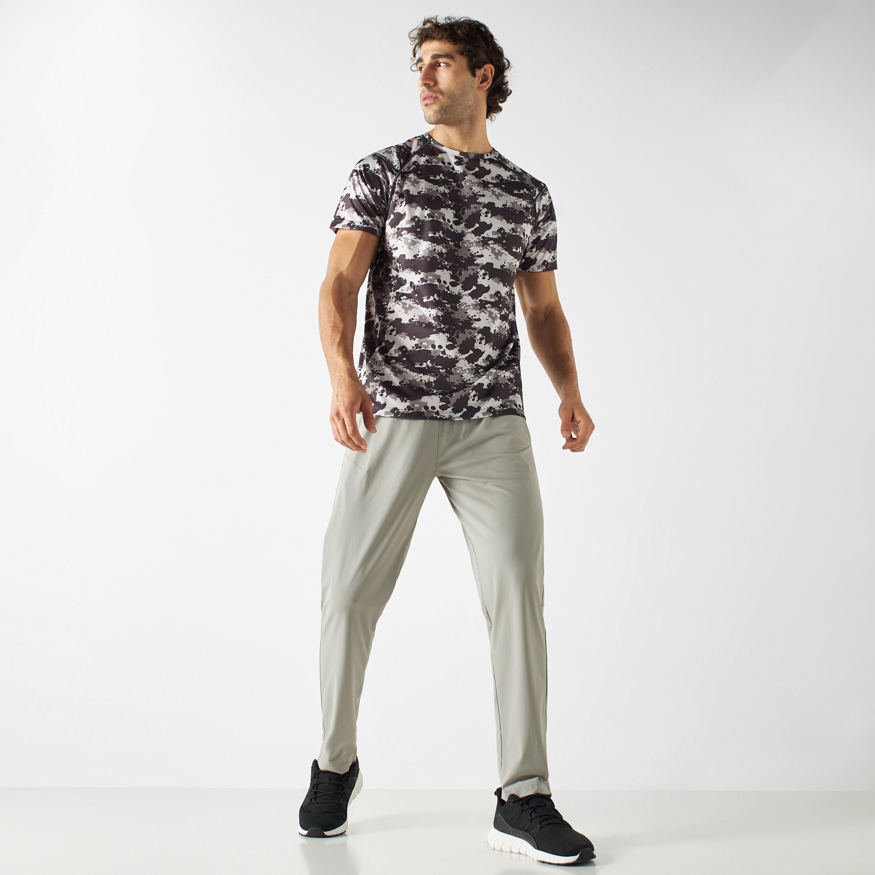 تيشيرت بياقة ضيّقة وأكمام قصيرة وطبعات مموّهة-men-clothing-sportswearandactivewear-tshirtsandpolos-image-2