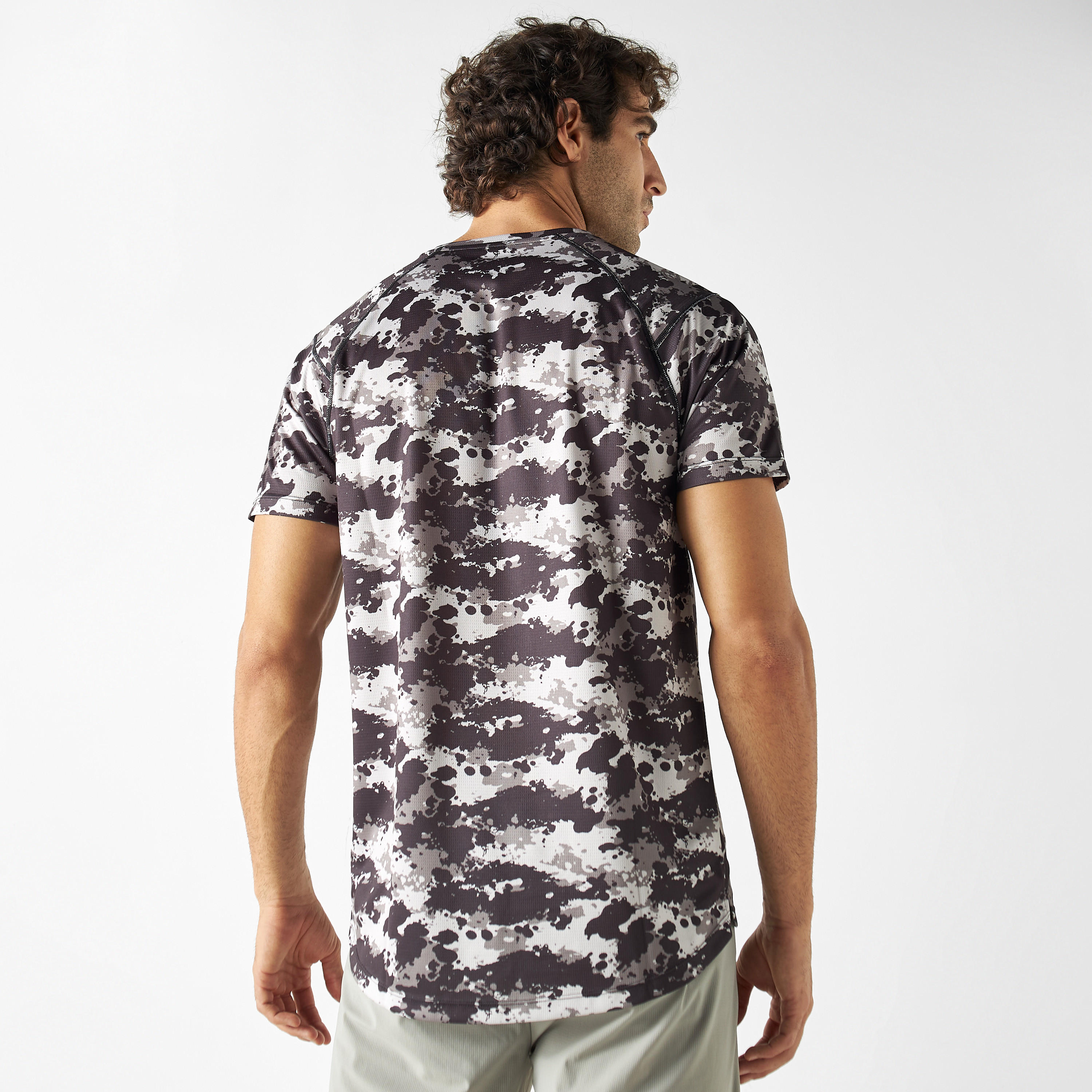 تيشيرت بياقة ضيّقة وأكمام قصيرة وطبعات مموّهة-men-clothing-sportswearandactivewear-tshirtsandpolos-image-3